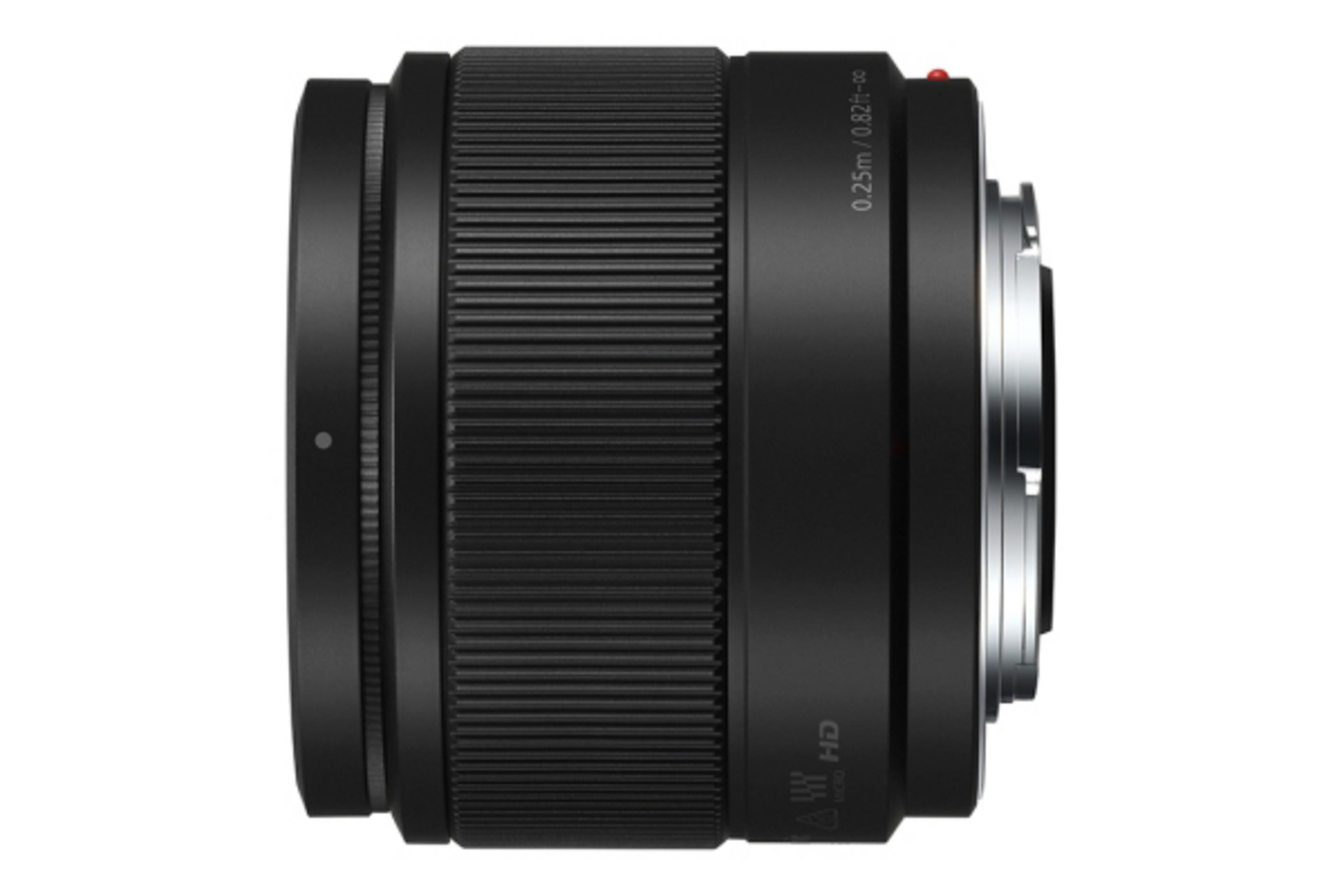 Czarny obiektyw aparatu z teksturowanym uchwytem, widok z boku, z tekstem i oznaczeniami.