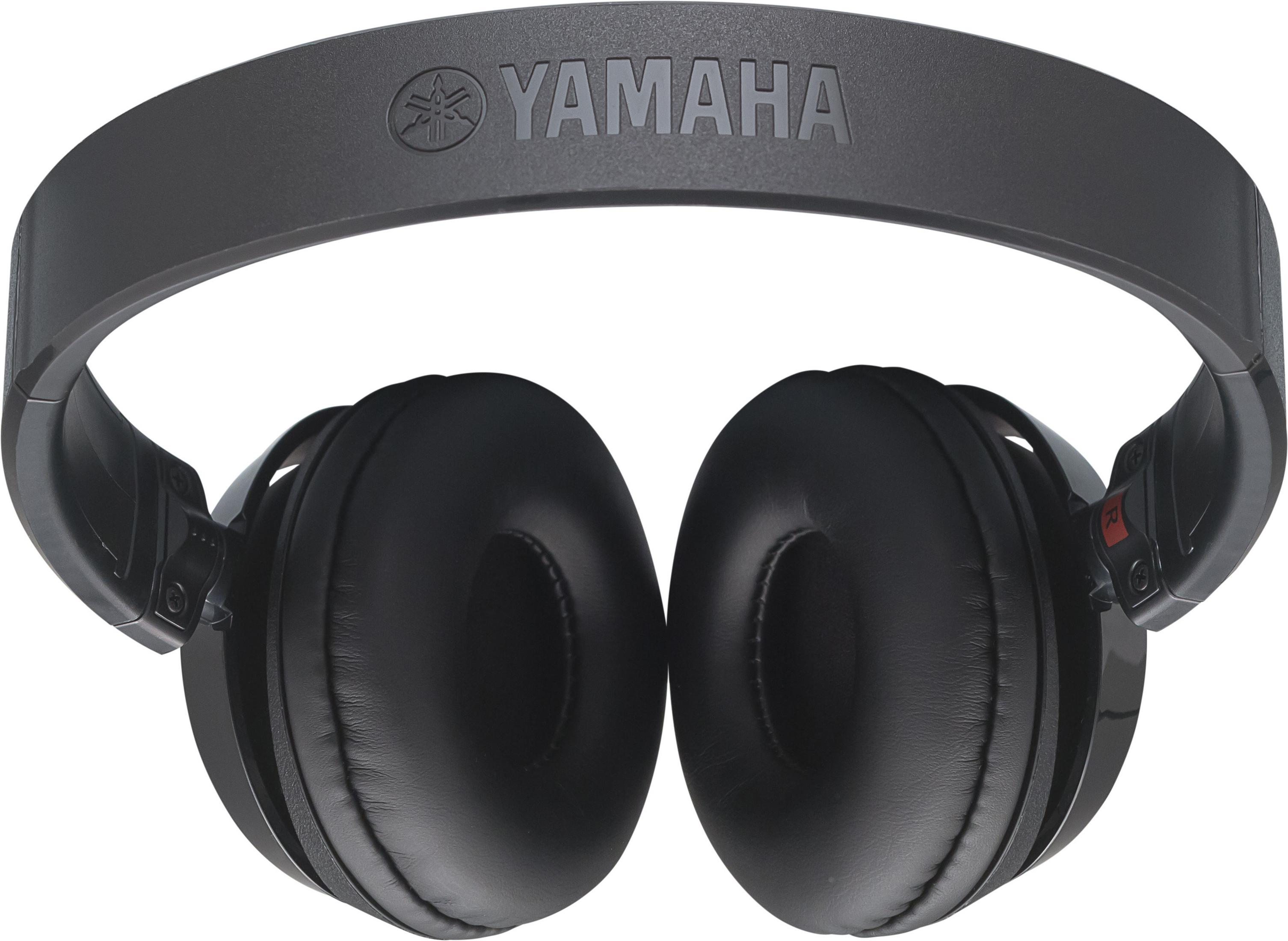 Schwarze Yamaha-Kopfhörer auf weißer Oberfläche, mit Markennamen oben.