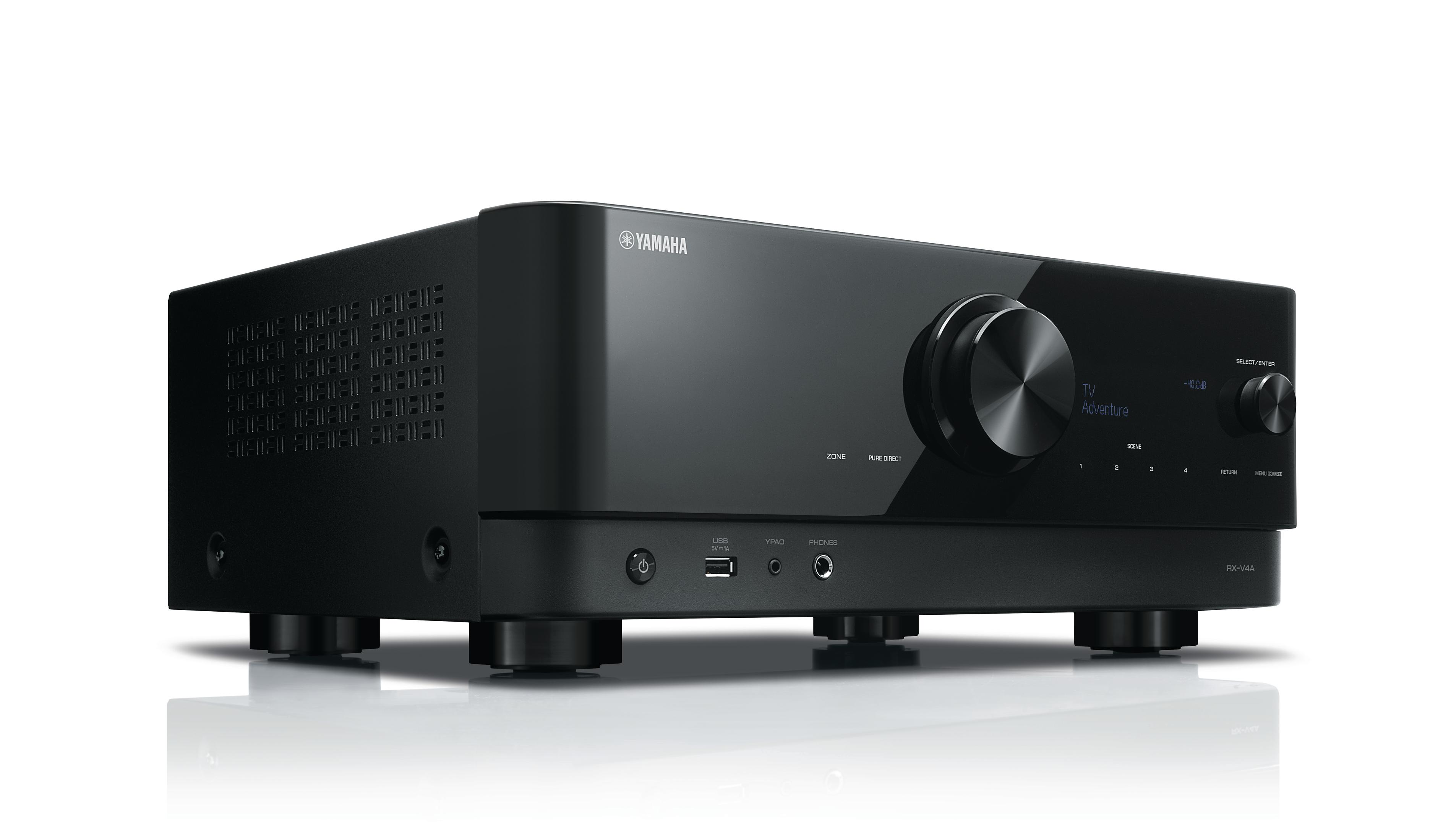 Schwarzer Yamaha AV-Receiver auf weißem Hintergrund. Er hat verschiedene Knöpfe und ein Display auf der Vorderseite.
