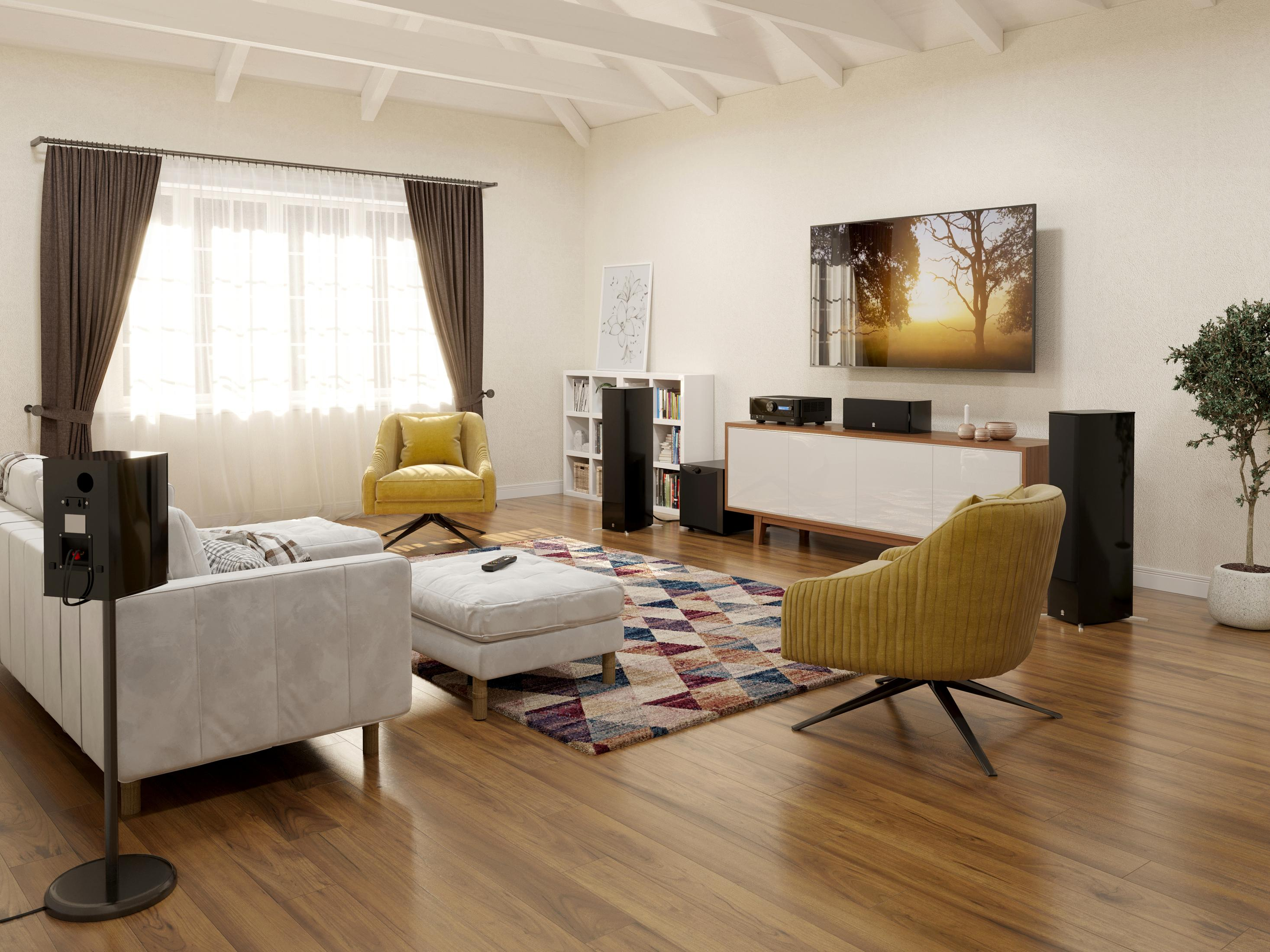 Ein Wohnzimmer mit Möbeln, Kunst und Elektronik, einschließlich eines Fernsehers und Lautsprechern.