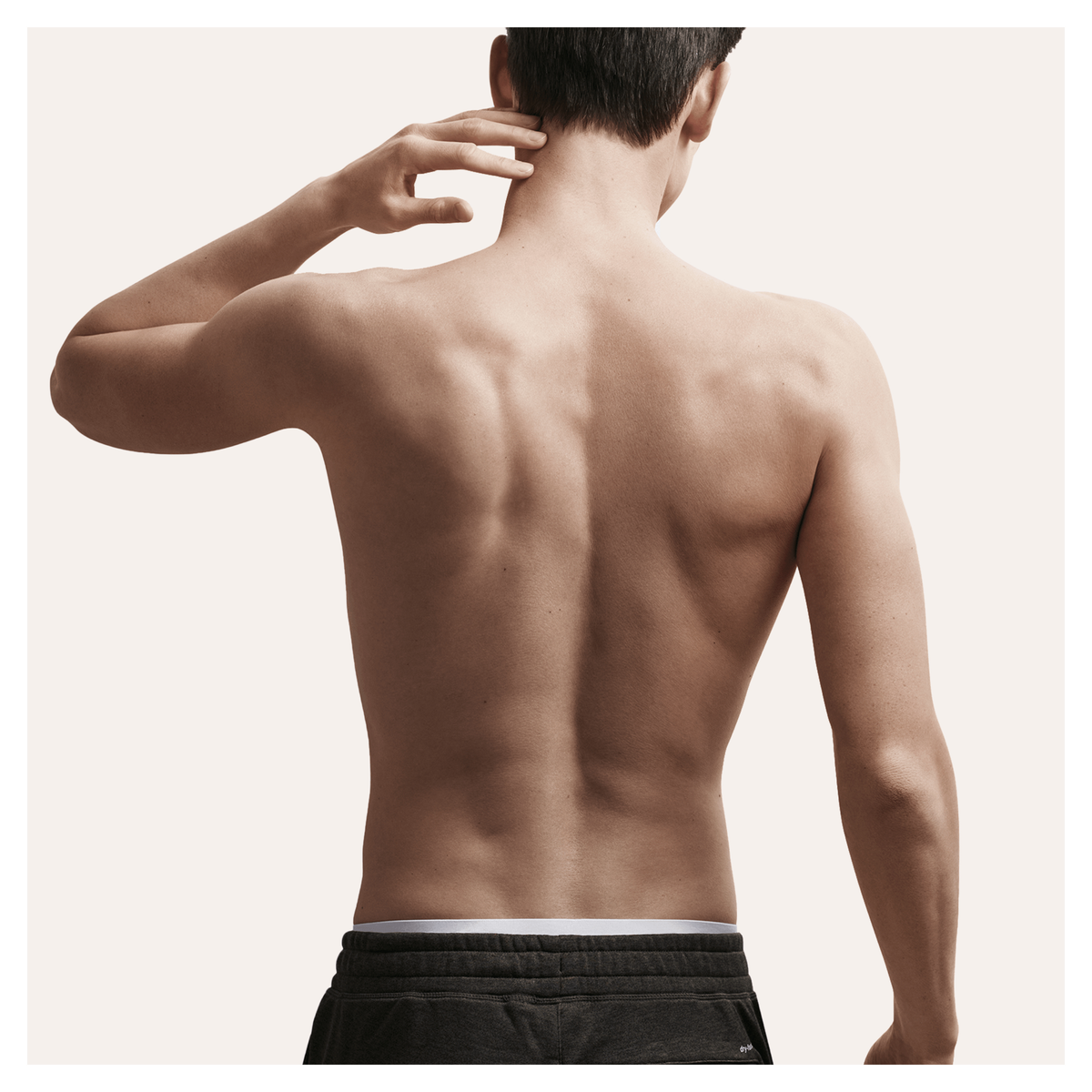 Nagie plecy osoby, odwróconej, z ręką na szyi.