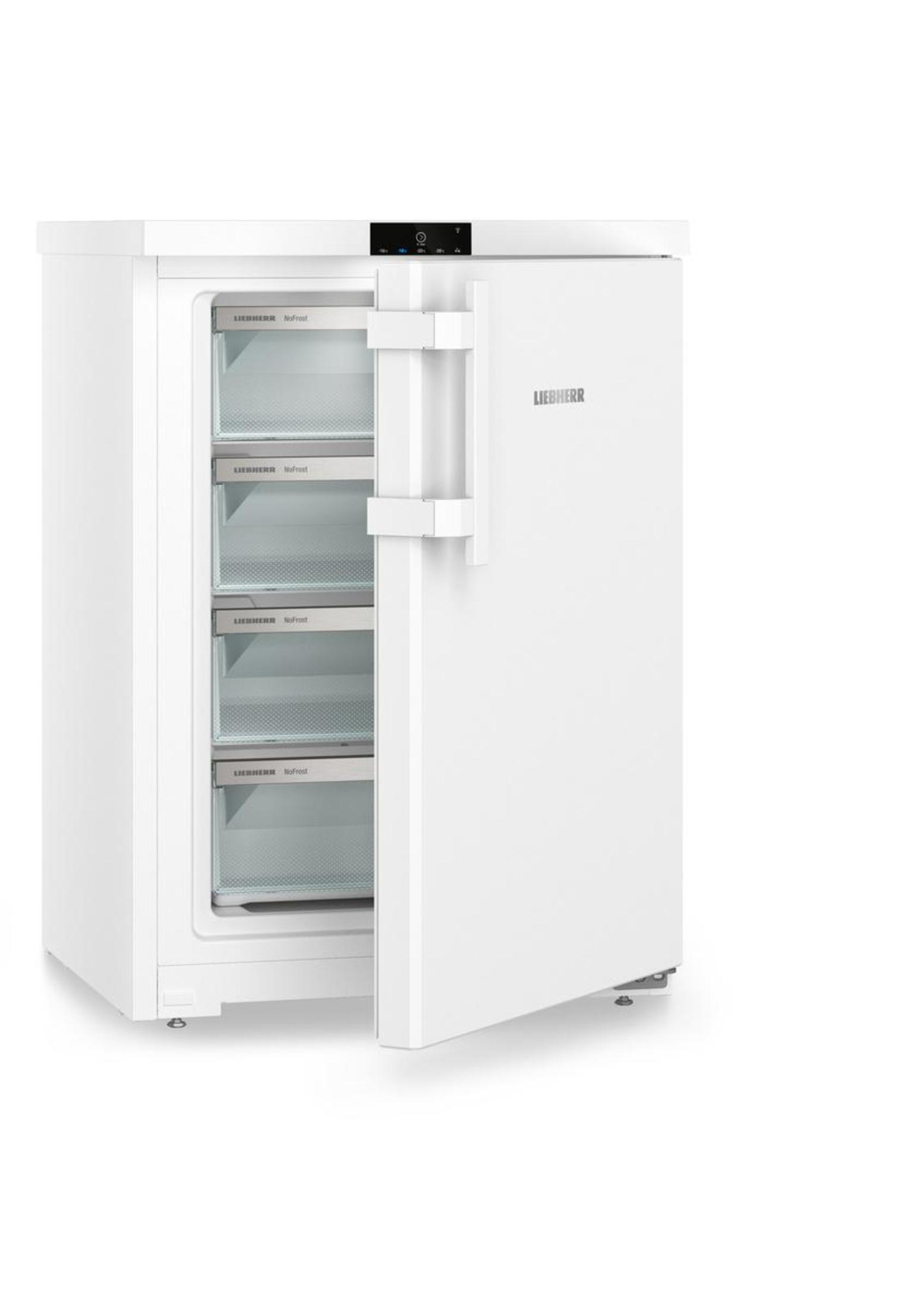 Weißer Liebherr Kühlschrank mit geöffneter Tür, zeigt Regale mit Lebensmitteln.