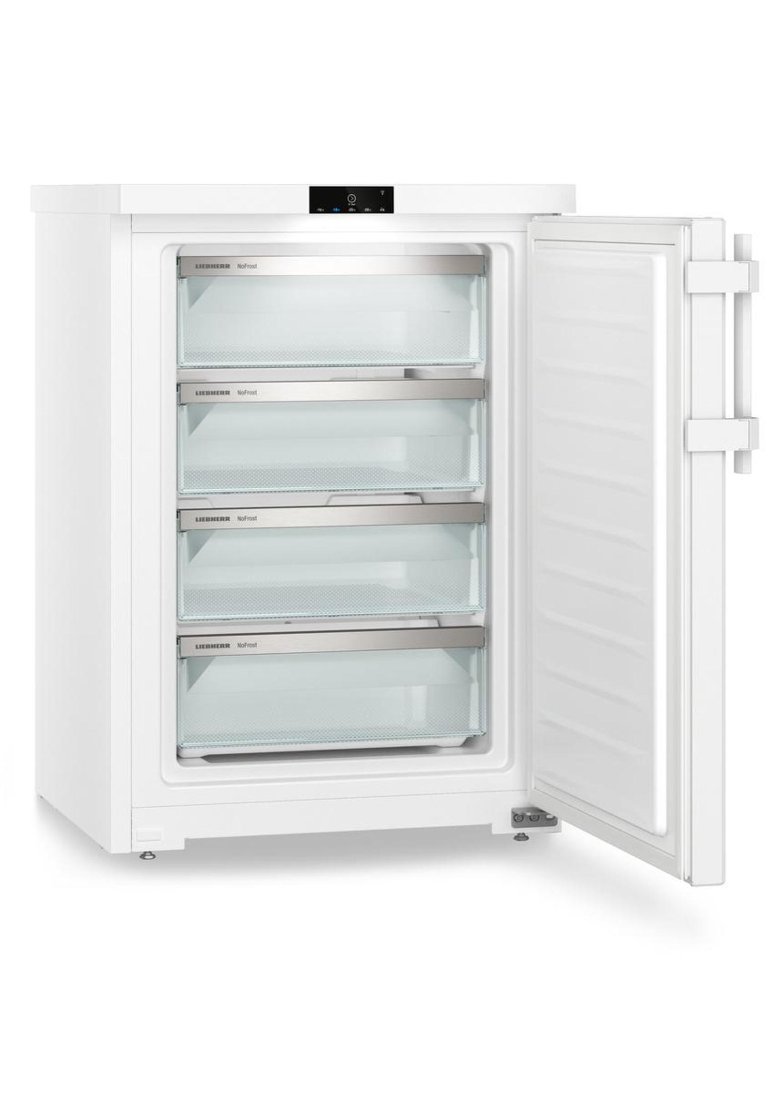 Weißer Kühlschrank mit offener Tür, zeigt Regale. Innenraum ist sichtbar.