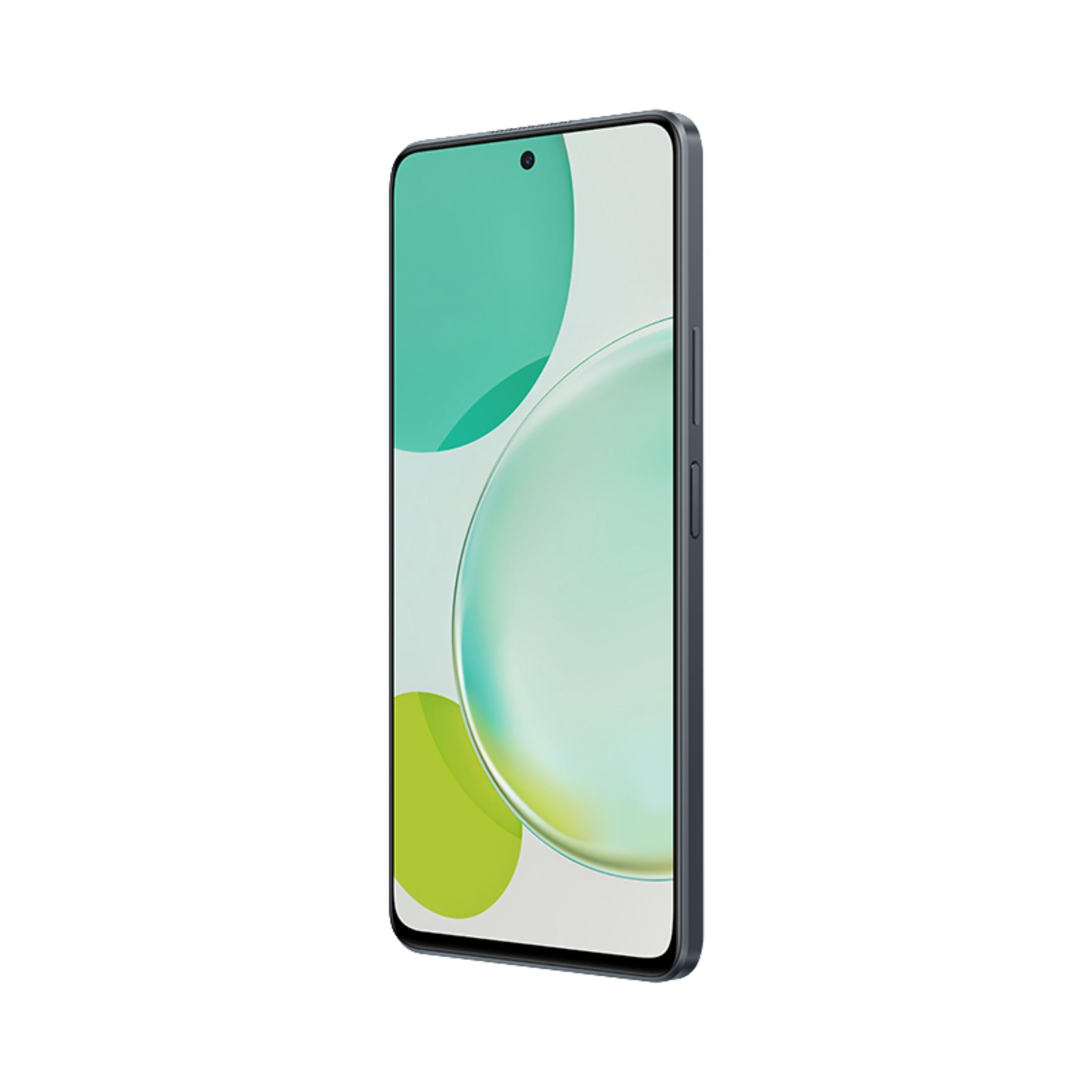 Ein Smartphone in Dunkelblau von der Seite gezeigt. Der Bildschirm ist eingeschaltet und zeigt einen Hintergrund.