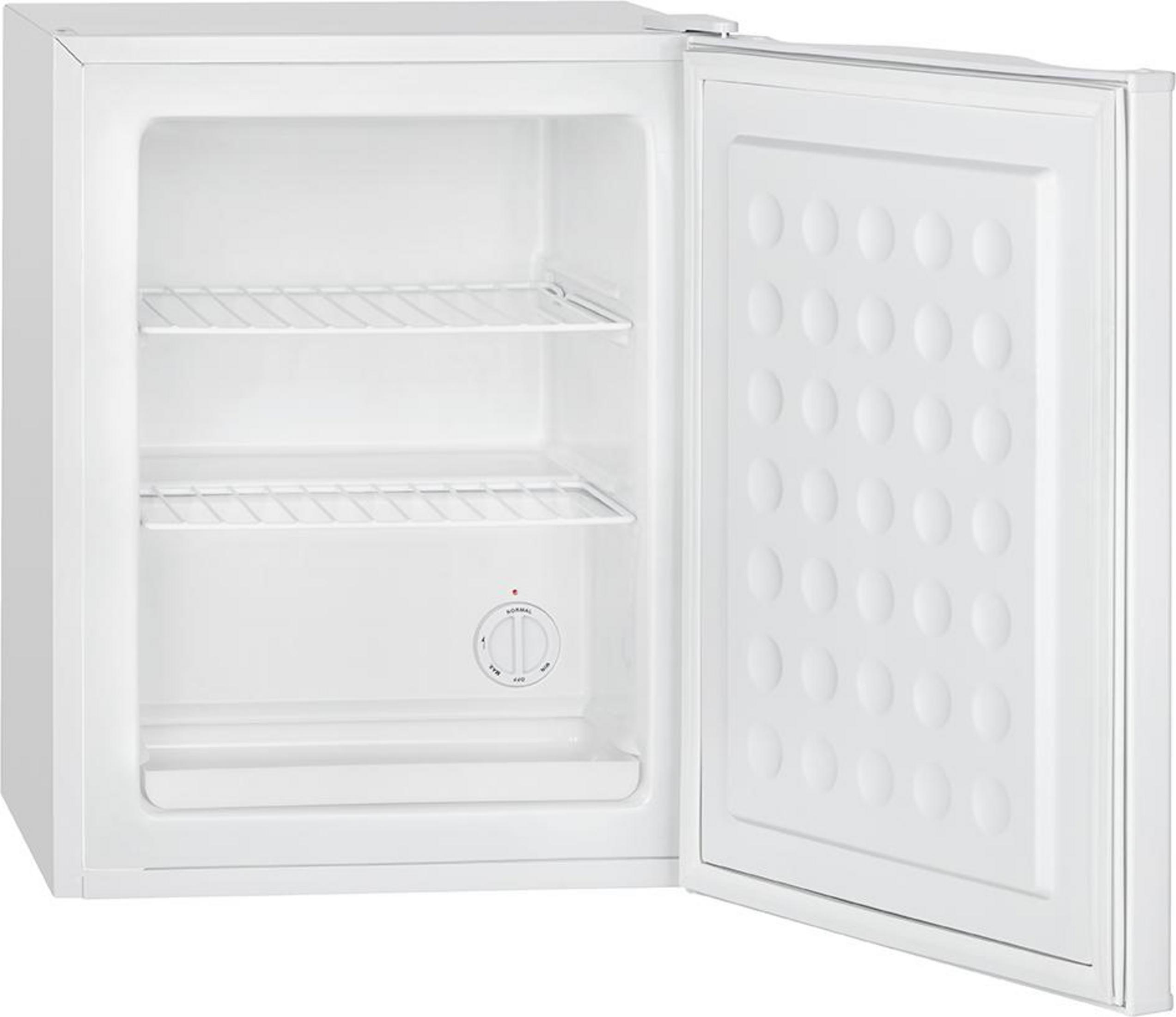 Weißer Mini-Kühlschrank mit offener Tür, mit Einlegeböden und einem Drehregler im Inneren.