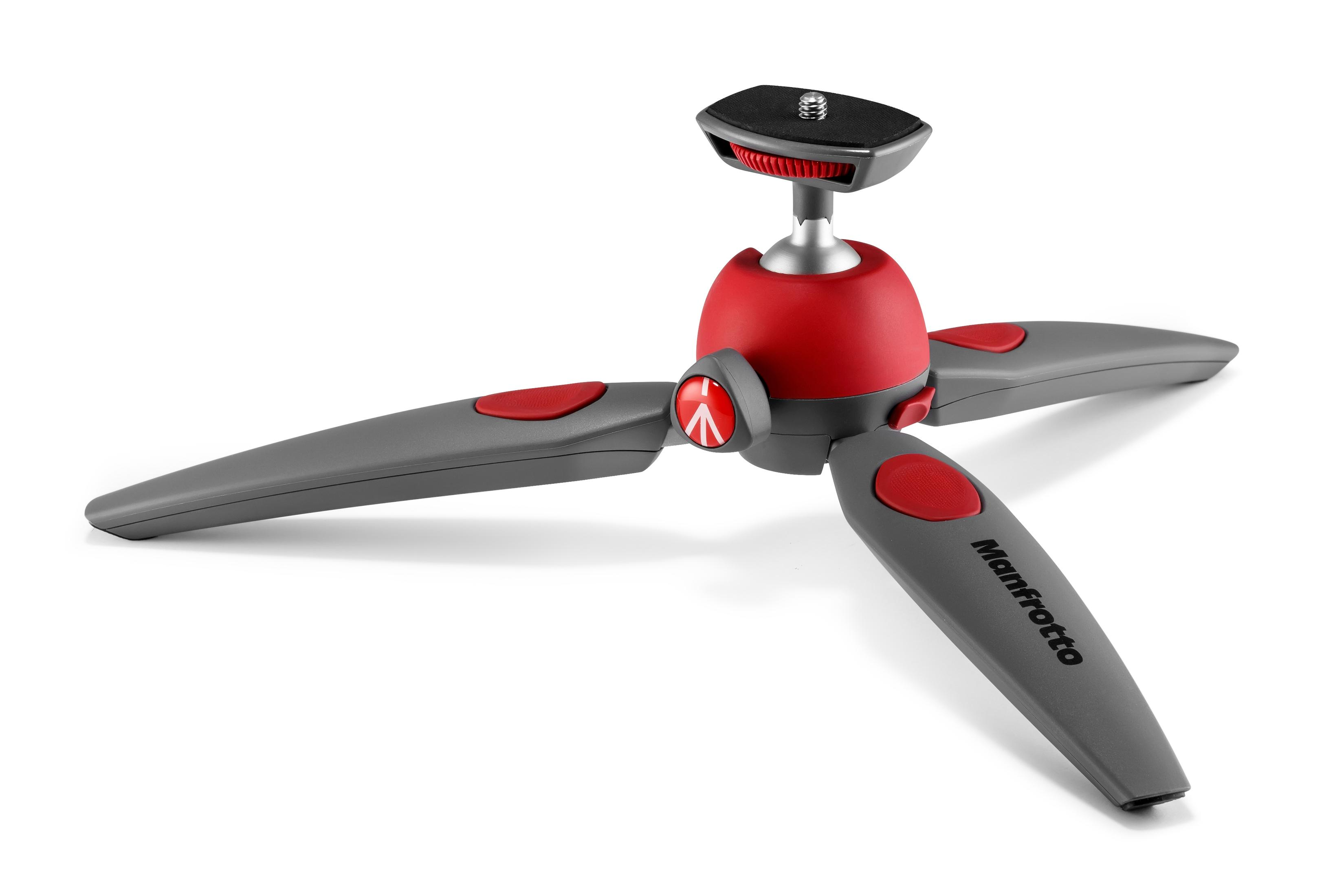 Czerwony i szary statyw Manfrotto z rozłożonymi nogami na białej powierzchni.