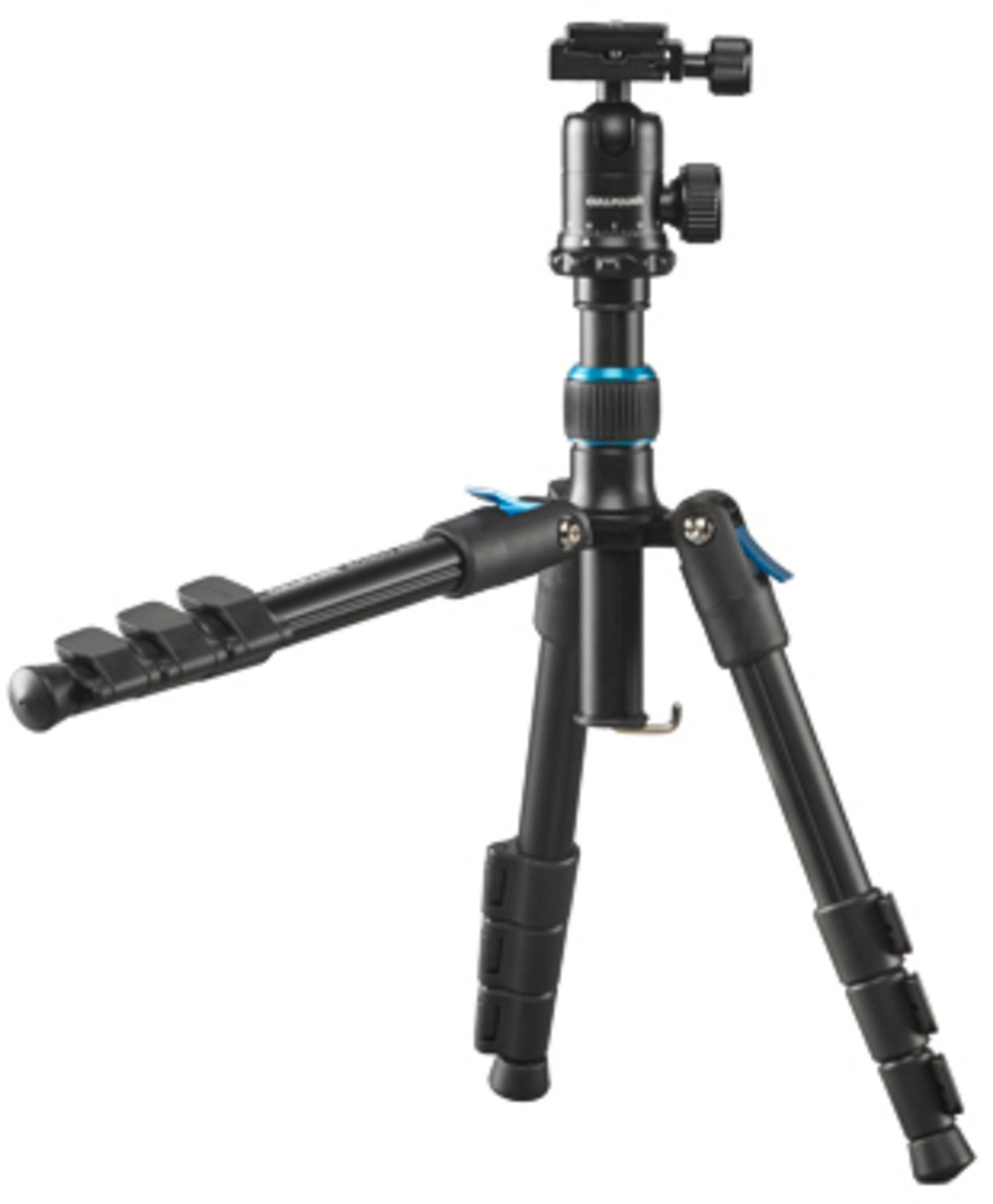 Trípode negro con tres patas extendidas. Cuenta con rótula y palancas de ajuste azules.