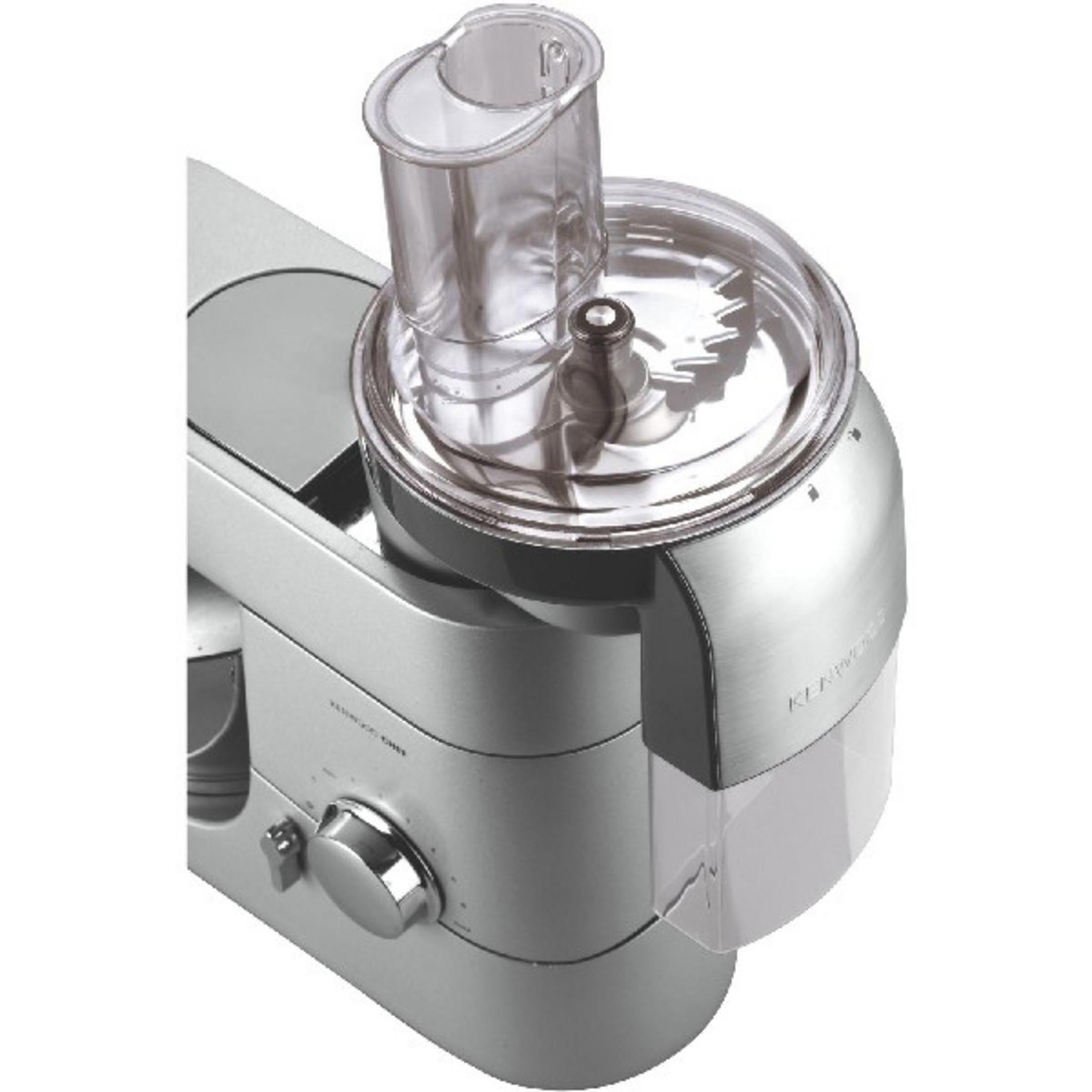 Silberfarbener Küchenmixer mit transparentem Deckel und Behälter. Weißer Hintergrund.