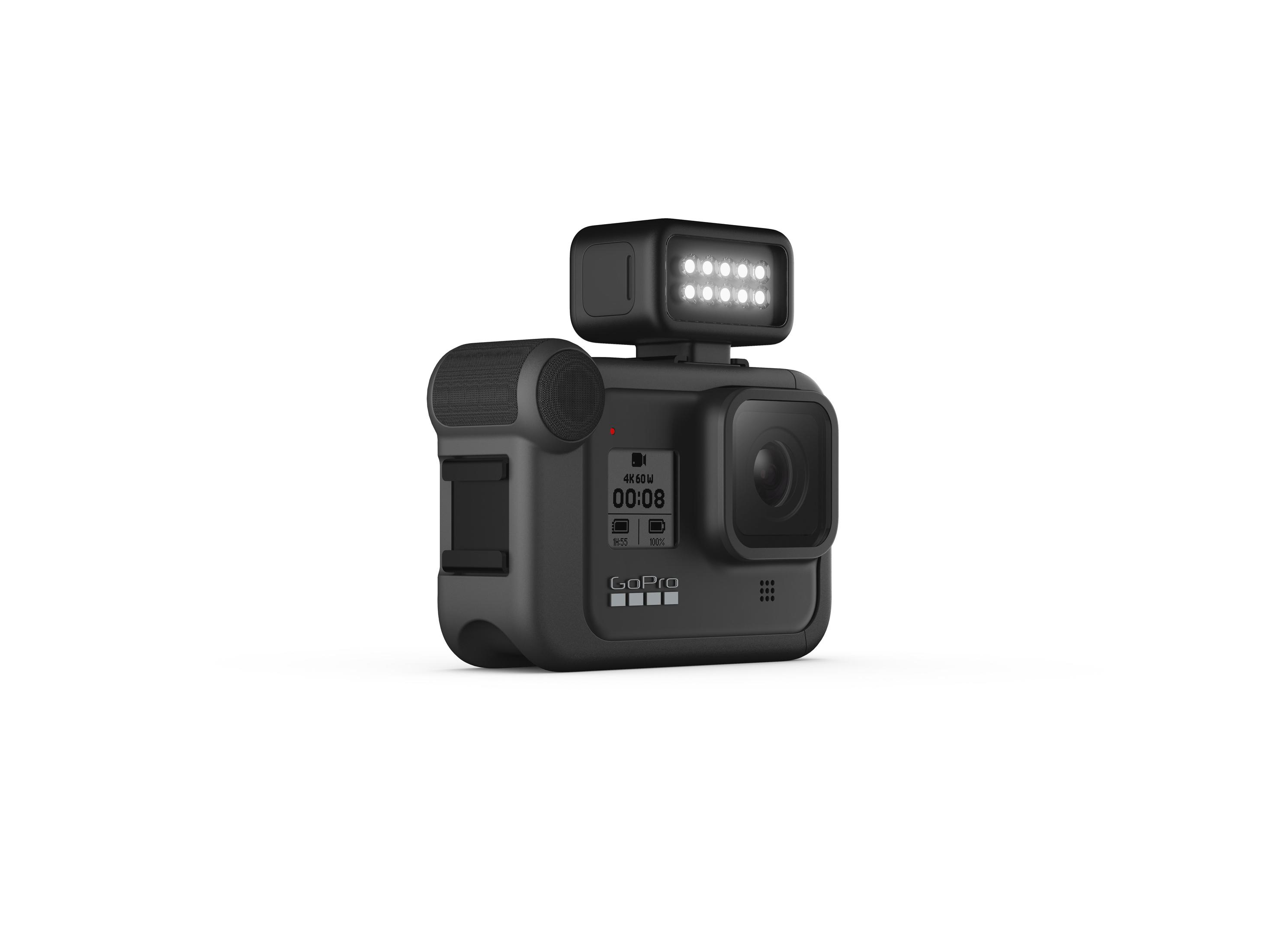 Cámara GoPro negra con un accesorio de luz. La cámara está mirando hacia adelante.