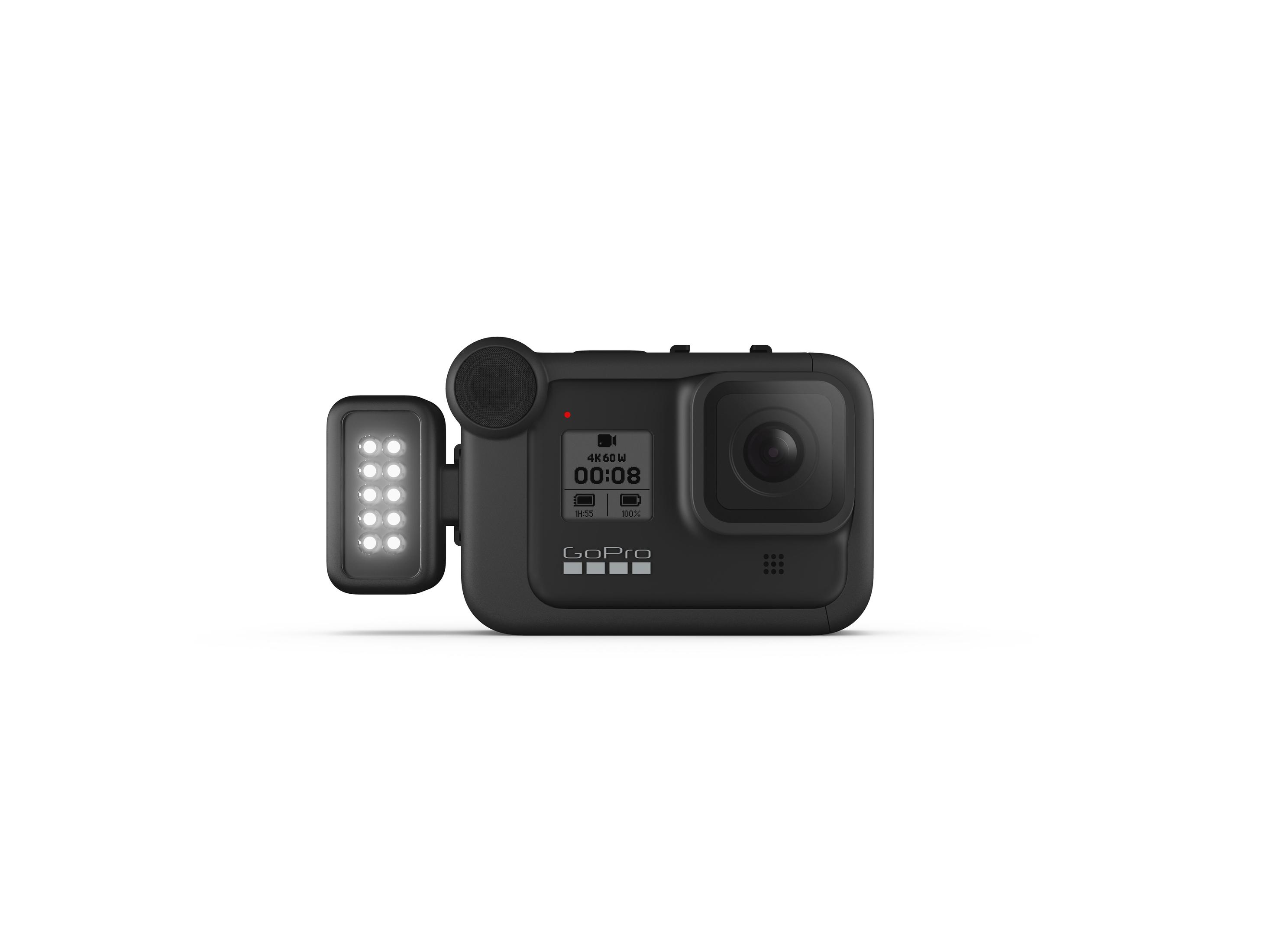 Cámara GoPro negra con luz adjunta, sobre fondo blanco.