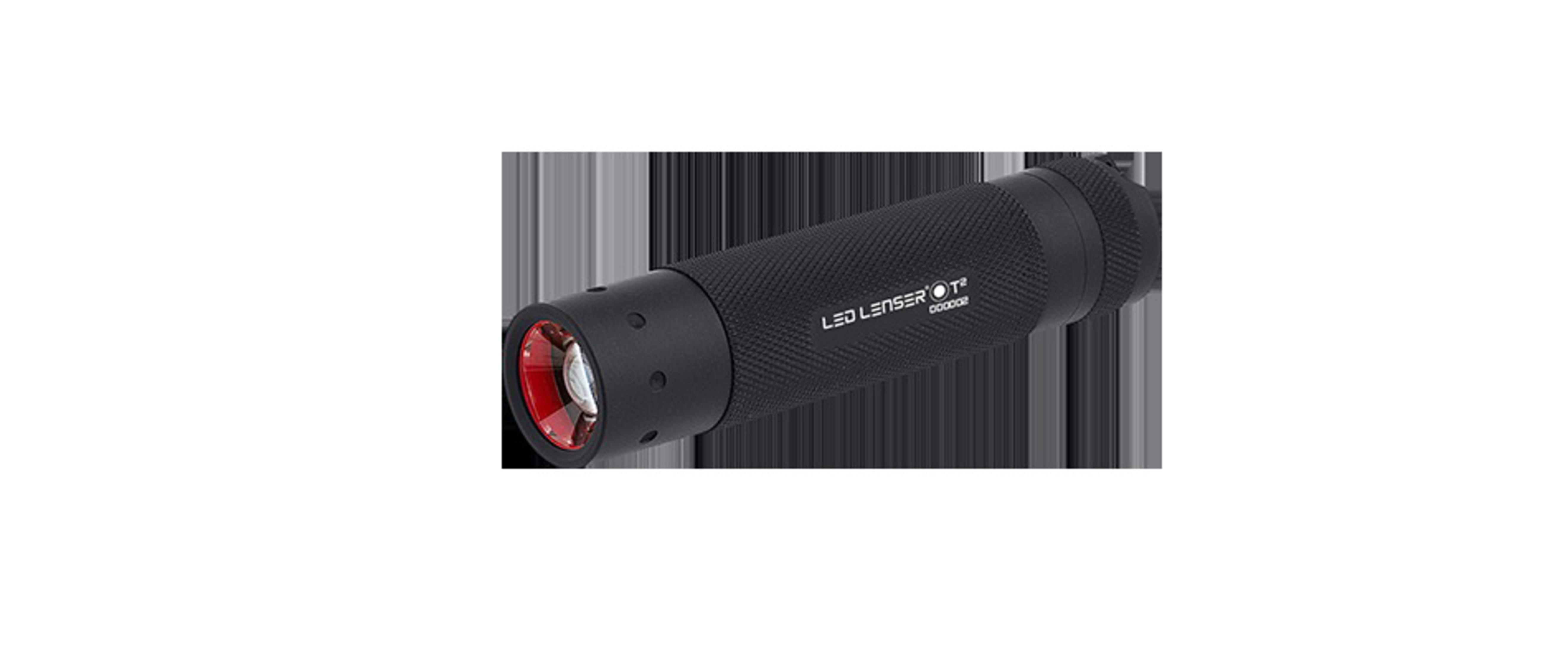 Una linterna LED Lenser negra sobre fondo blanco. Tiene un extremo emisor de luz rojo.