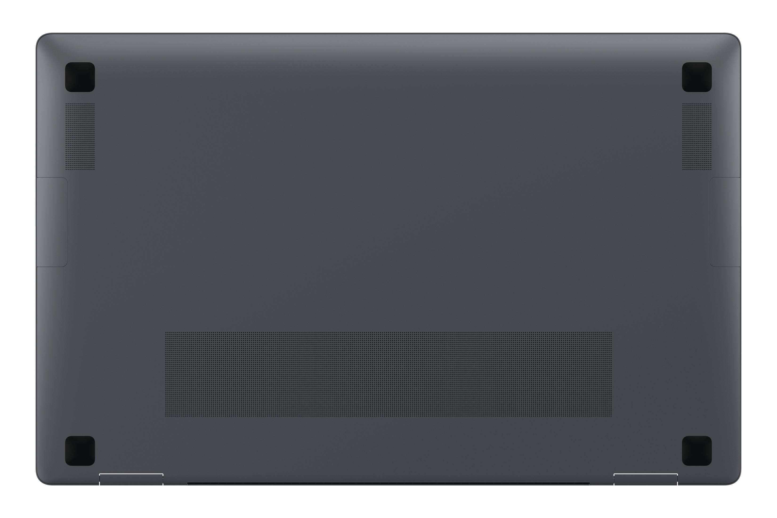 Spód ciemnoszarego laptopa z otworami wentylacyjnymi i gumowymi nóżkami, białe tło.
