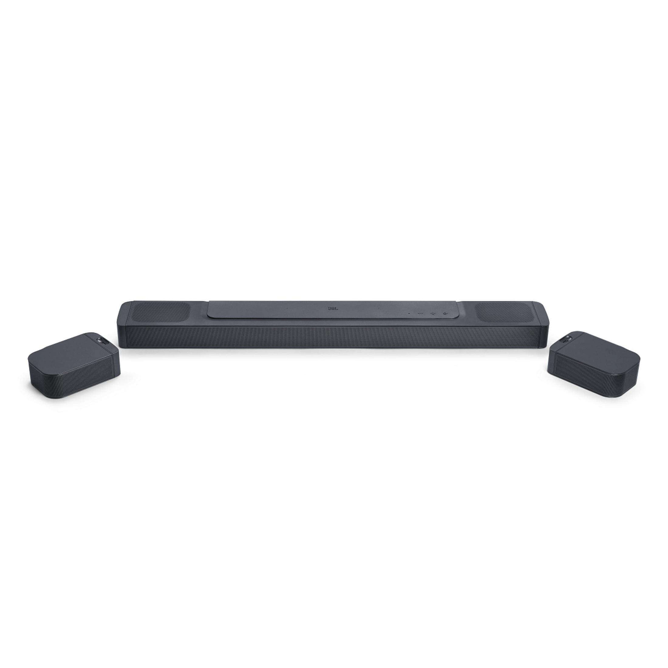 Sistema soundbar JBL con barra centrale e due altoparlanti satellitari su sfondo bianco.