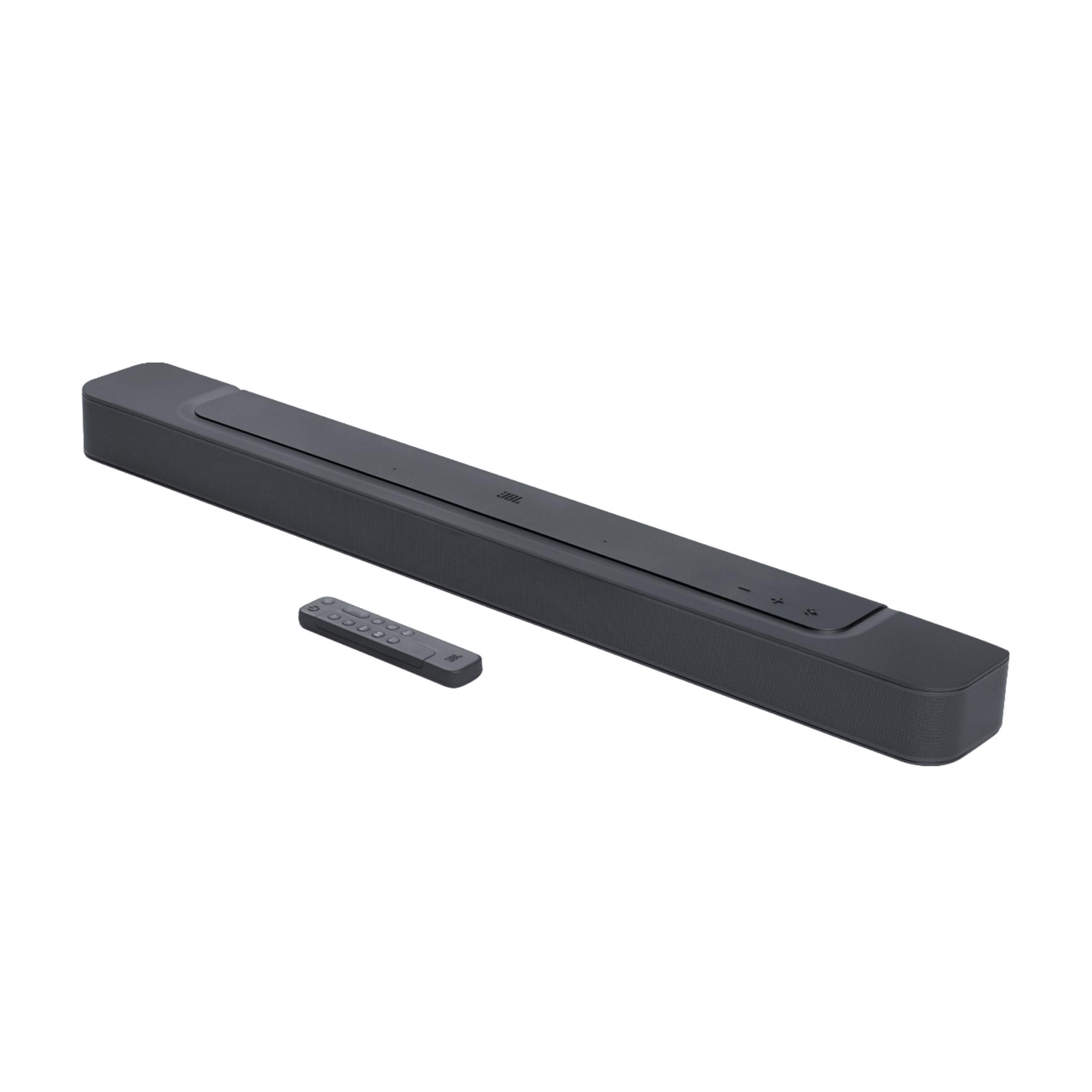 Una soundbar nera con un telecomando su sfondo bianco.