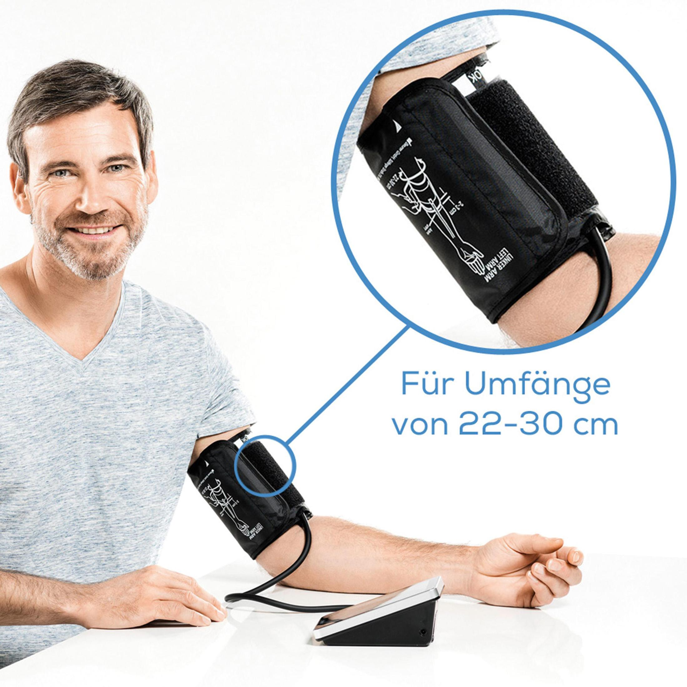 Mann mit Blutdruckmanschette, mit Text, der einen Bereich von 22-30 cm angibt.
