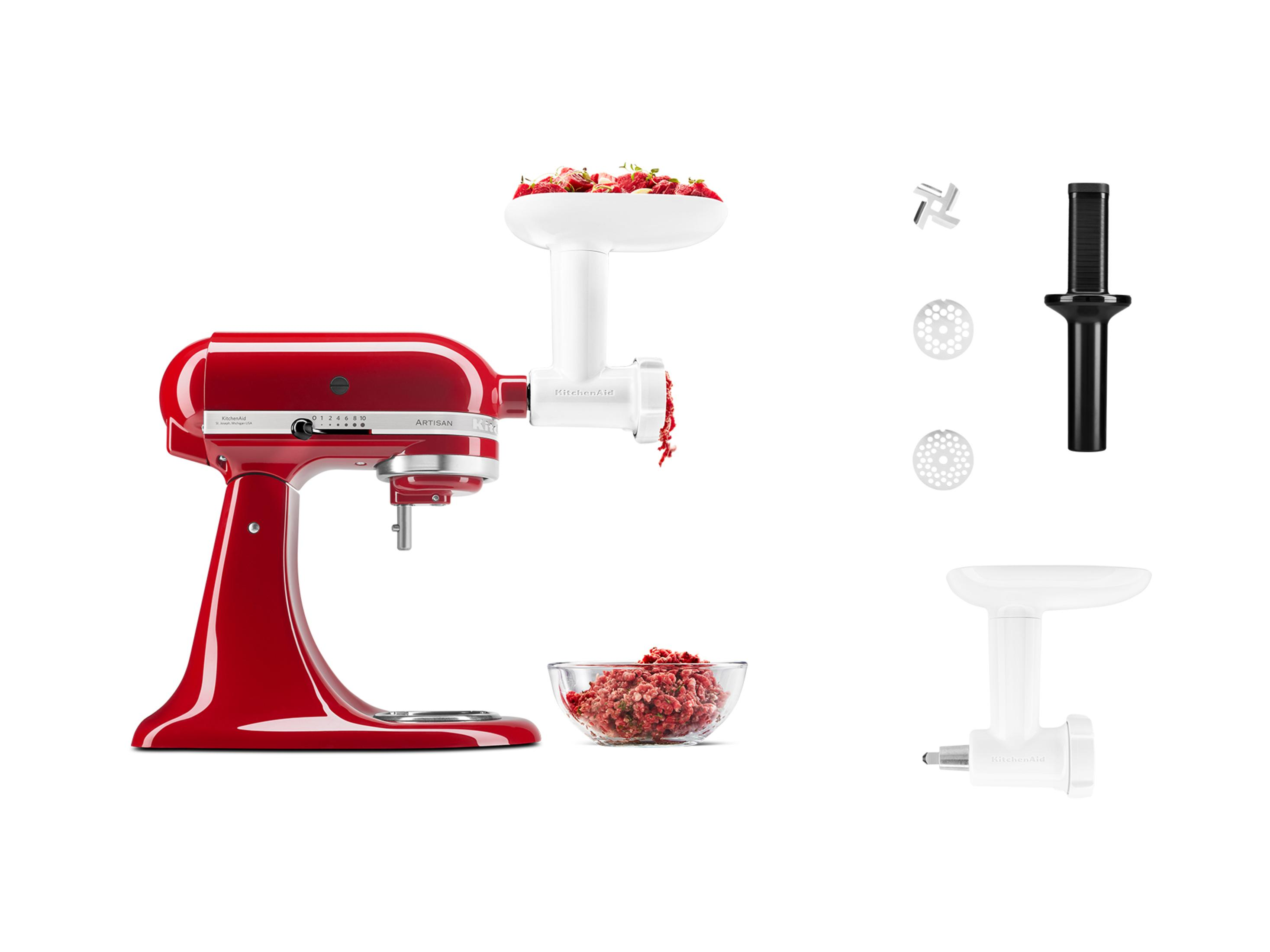 Un robot da cucina rosso con accessorio tritacarne, che macina la carne in una ciotola.