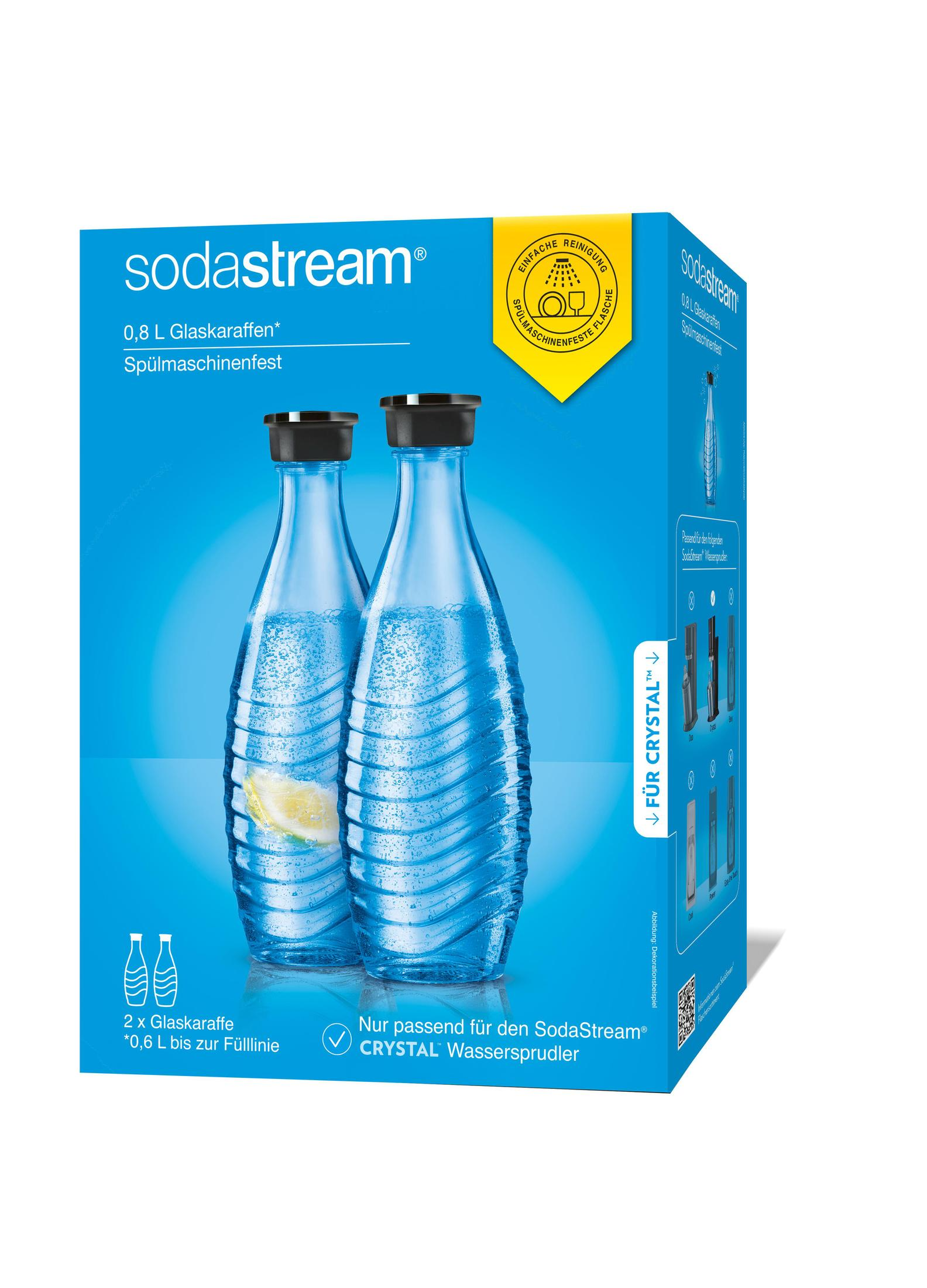 Dwie szklane butelki z czarnymi pokrywkami i niebiesko-białe pudełko produktu SodaStream.