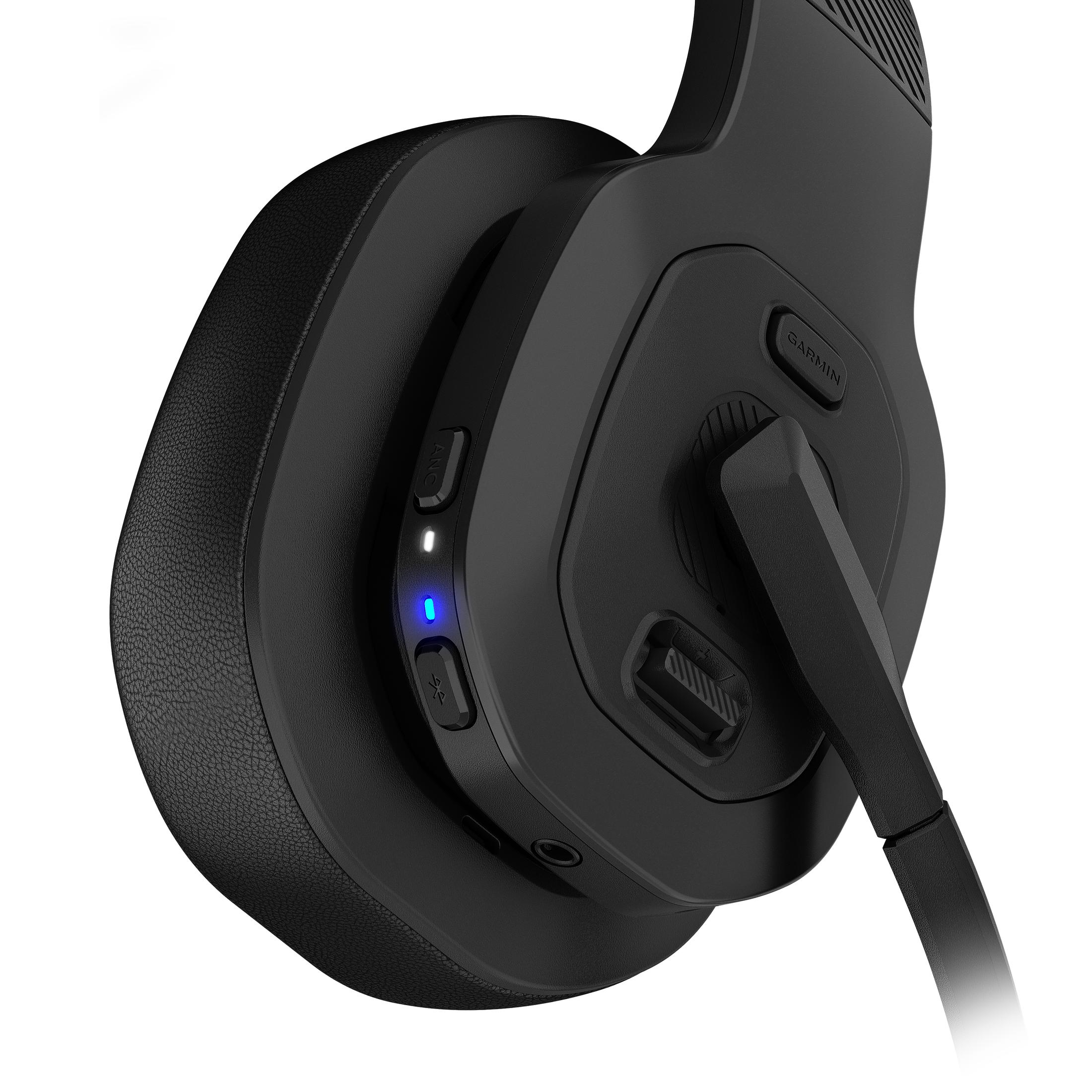 Cuffie wireless nere. Con pulsanti e microfono. Vista angolata.