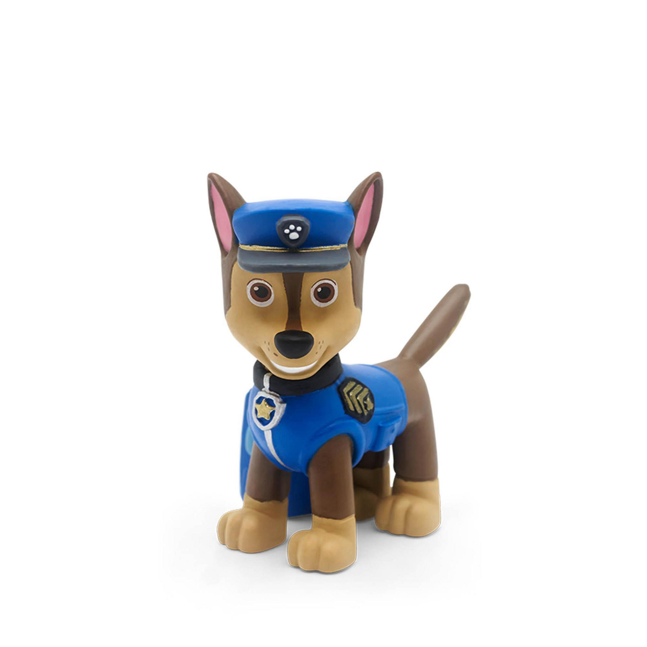 Chase aus Paw Patrol Spielzeug. Blaue Polizeiuniform und Hut, auf weißem Hintergrund.