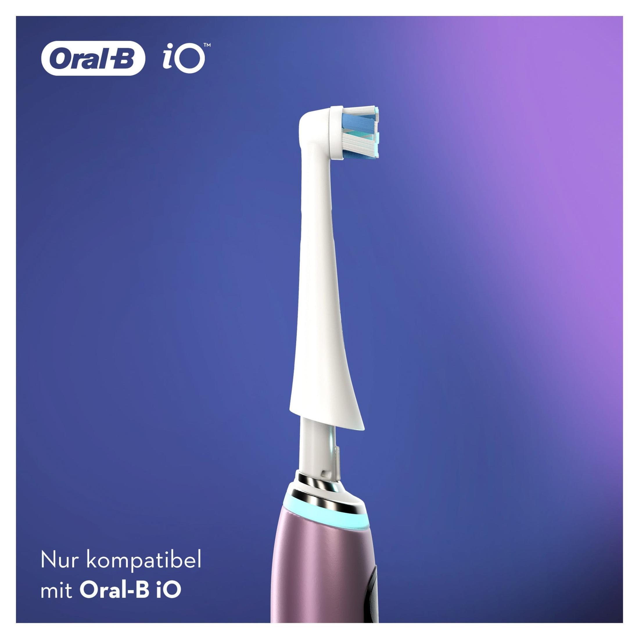 Biało-niebieska główka szczoteczki do zębów. Fioletowe tło z logo Oral-B iO.