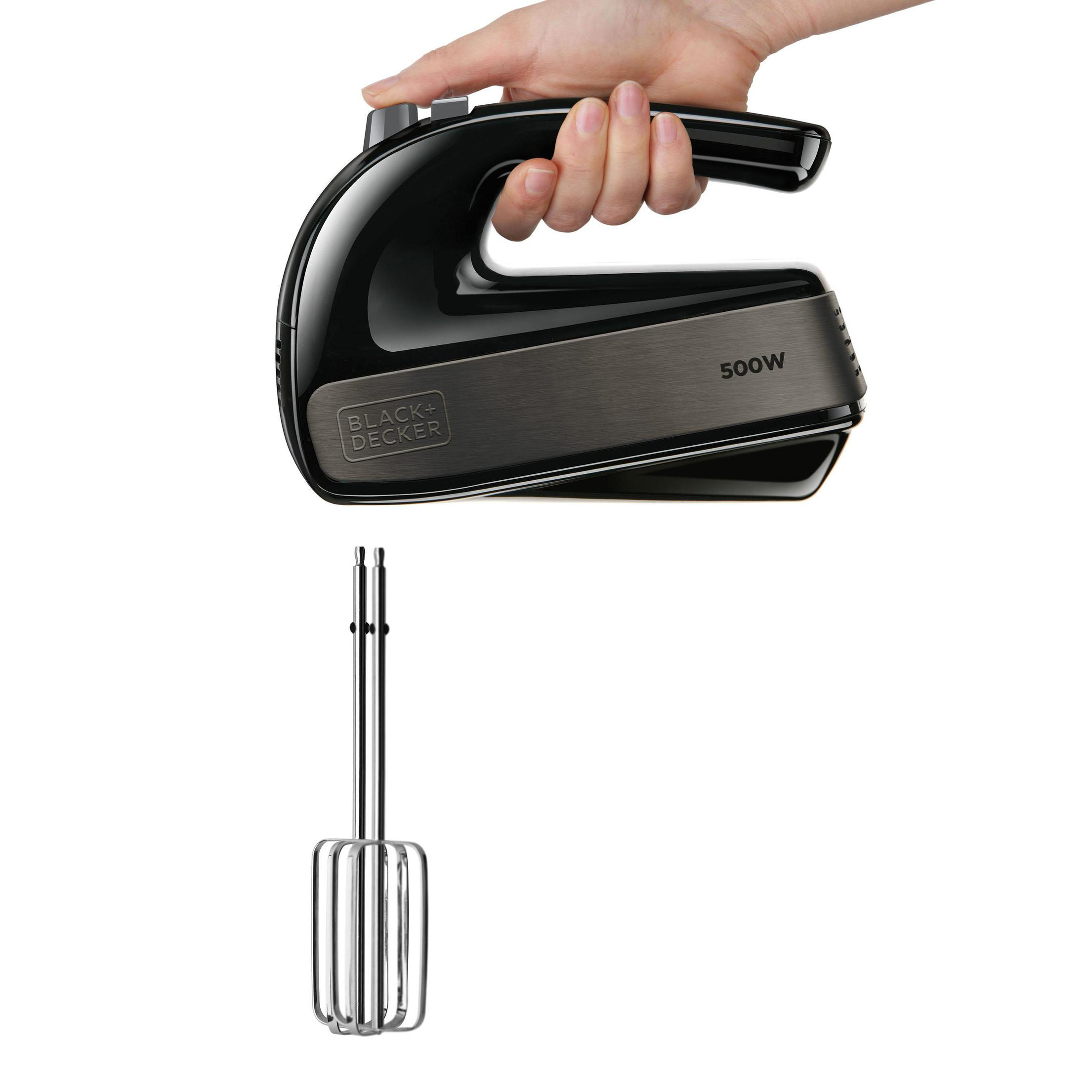 Ein schwarzer Handmixer mit einem silbernen Schneebesen. Eine Hand hält den Mixer.