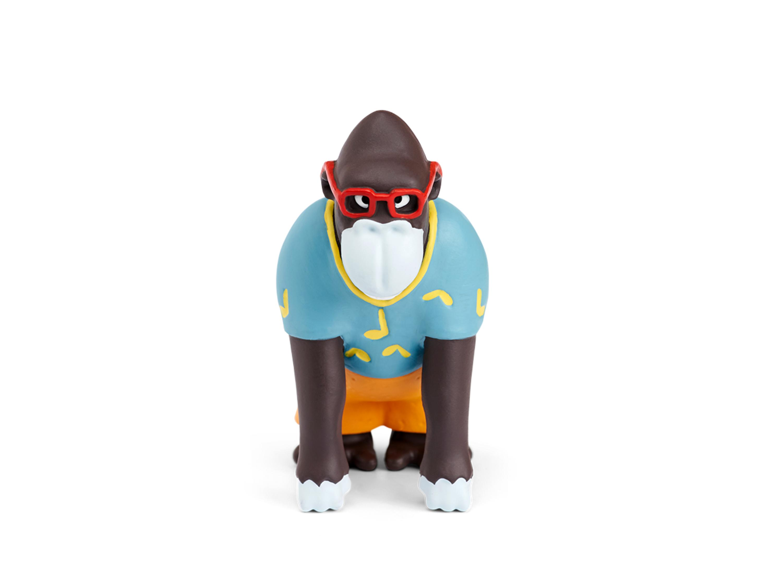 Gorilla-Spielzeug mit Brille und blauem Hemd, stehend auf weißem Untergrund.