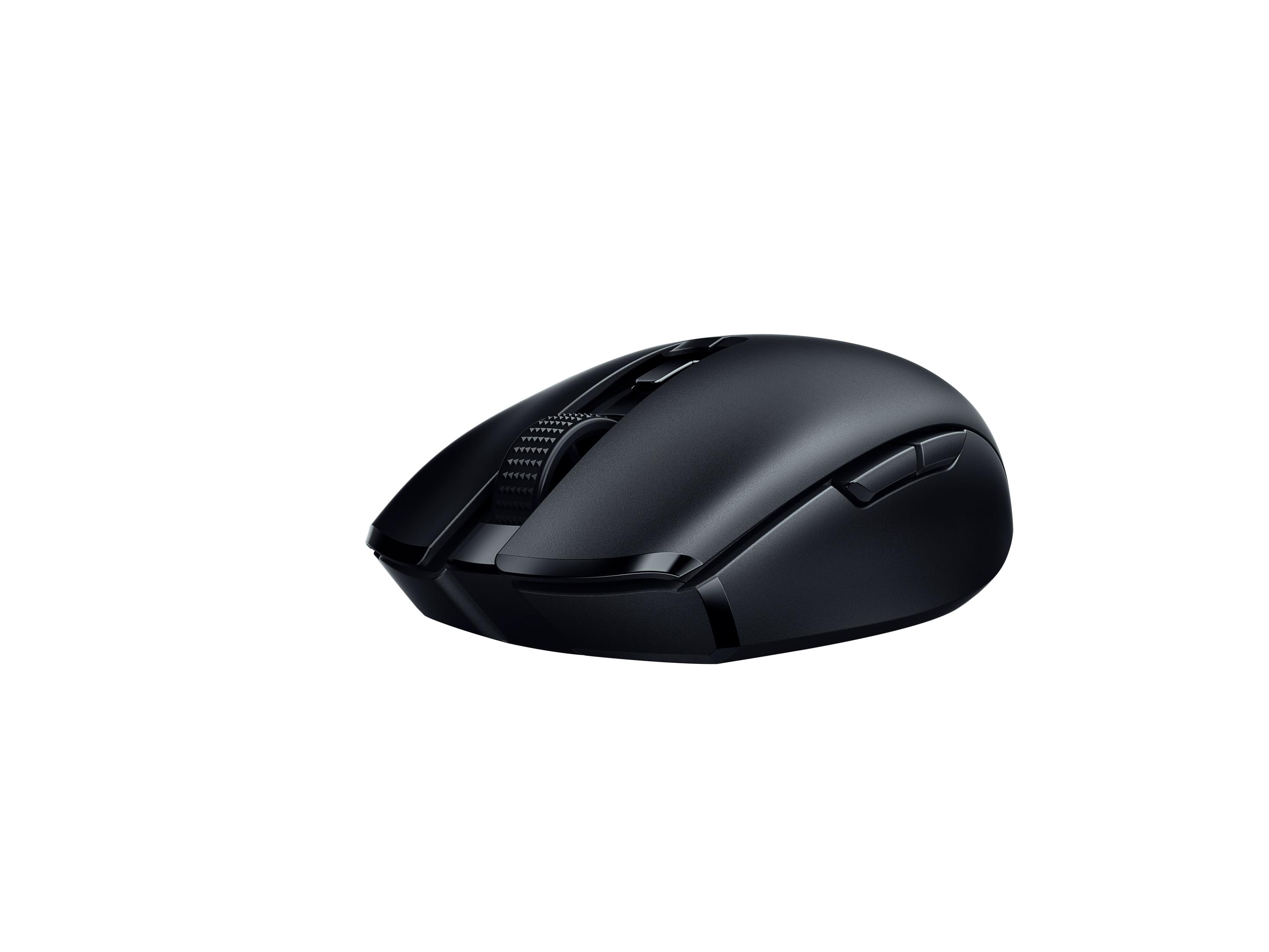 Eine schwarze Gaming-Maus mit mehreren Tasten. Die Maus ist leicht angewinkelt vor weißem Hintergrund.