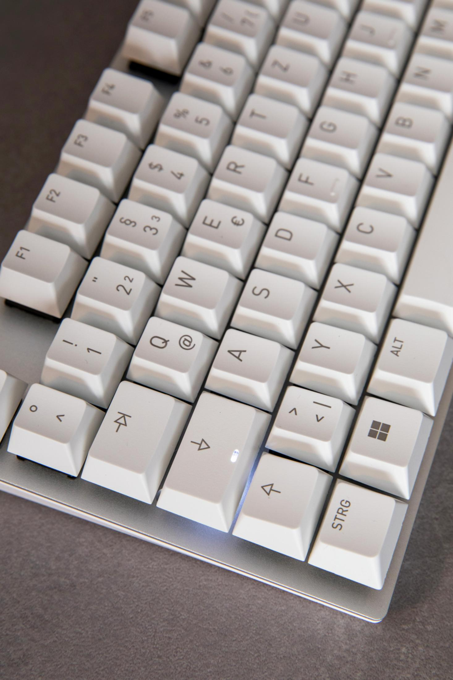 Nahaufnahme einer weißen Tastatur mit verschiedenen Tasten.