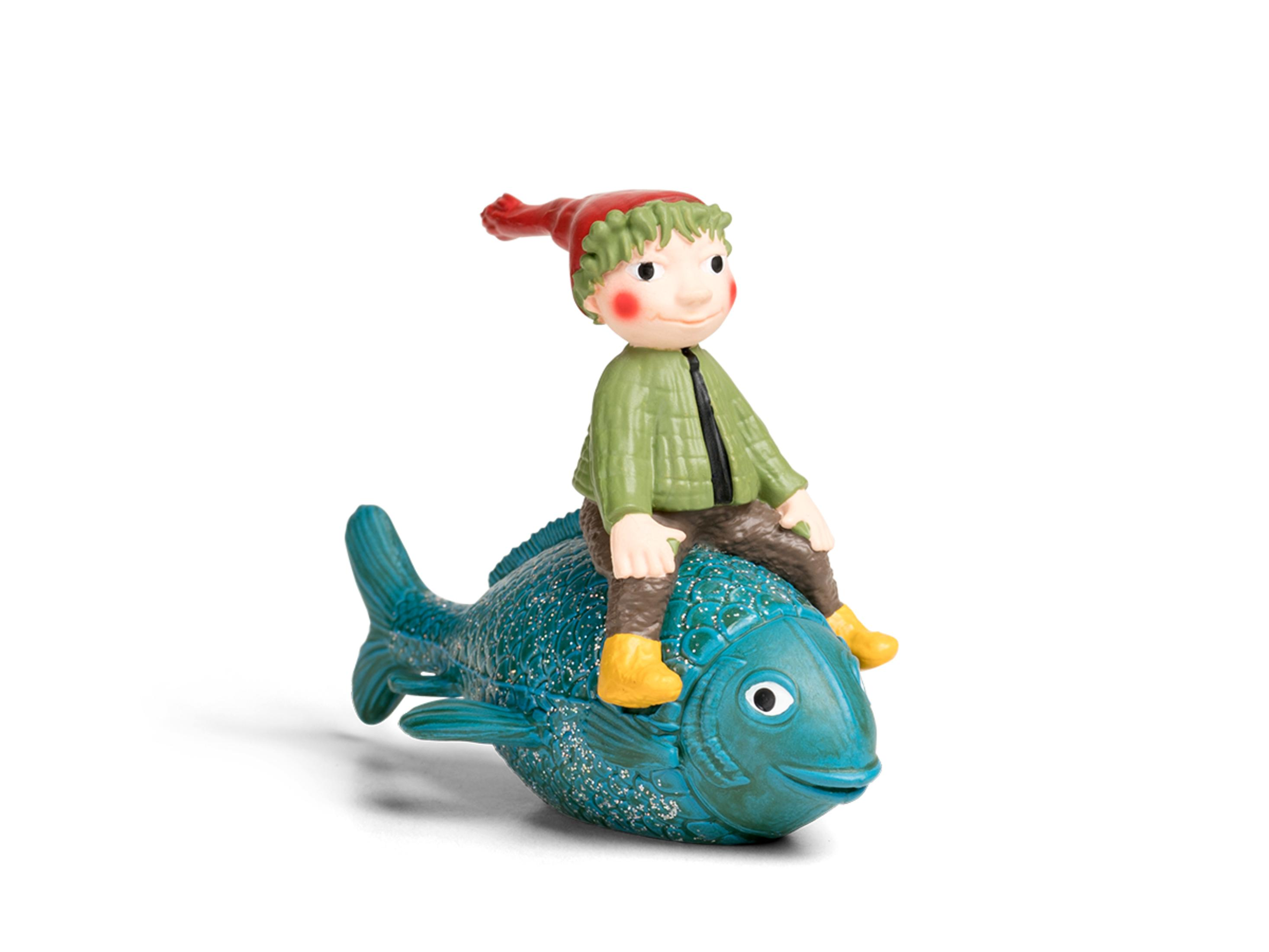 Figur eines Kindes, das auf einem blauen Fisch reitet, weißer Hintergrund, verspielt.