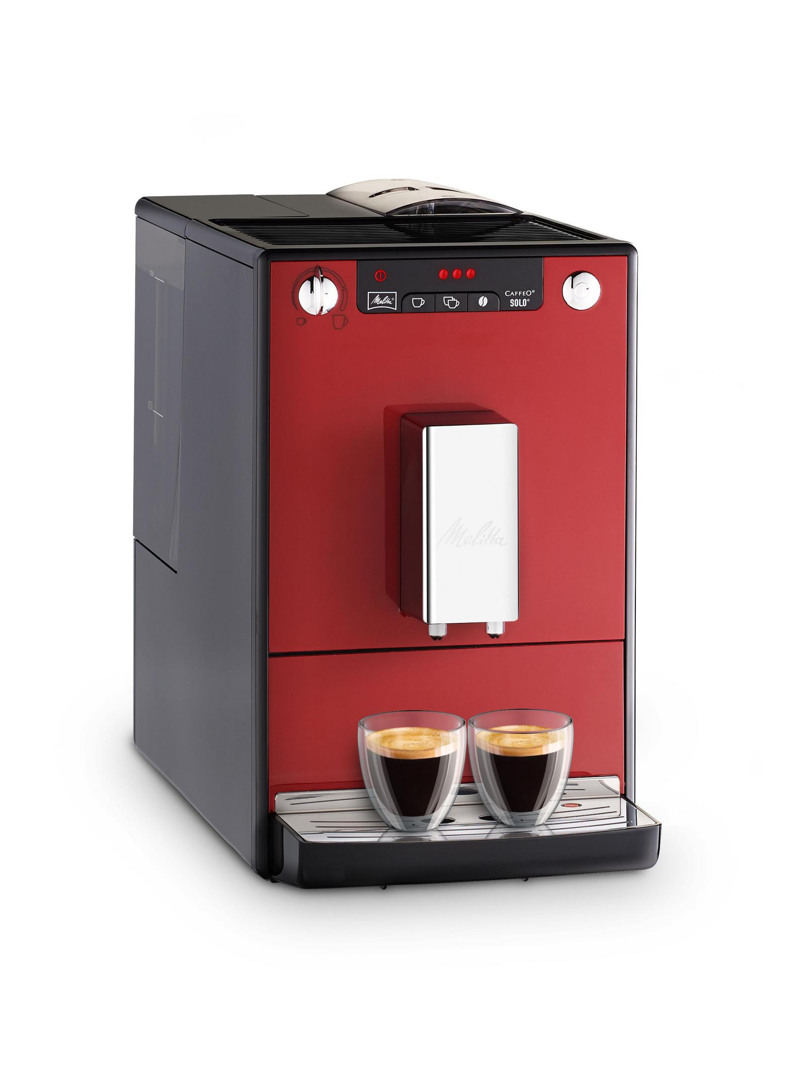 Czerwony ekspres do kawy Melitta Caffeo Solo z dwoma szklankami wypełnionymi kawą.