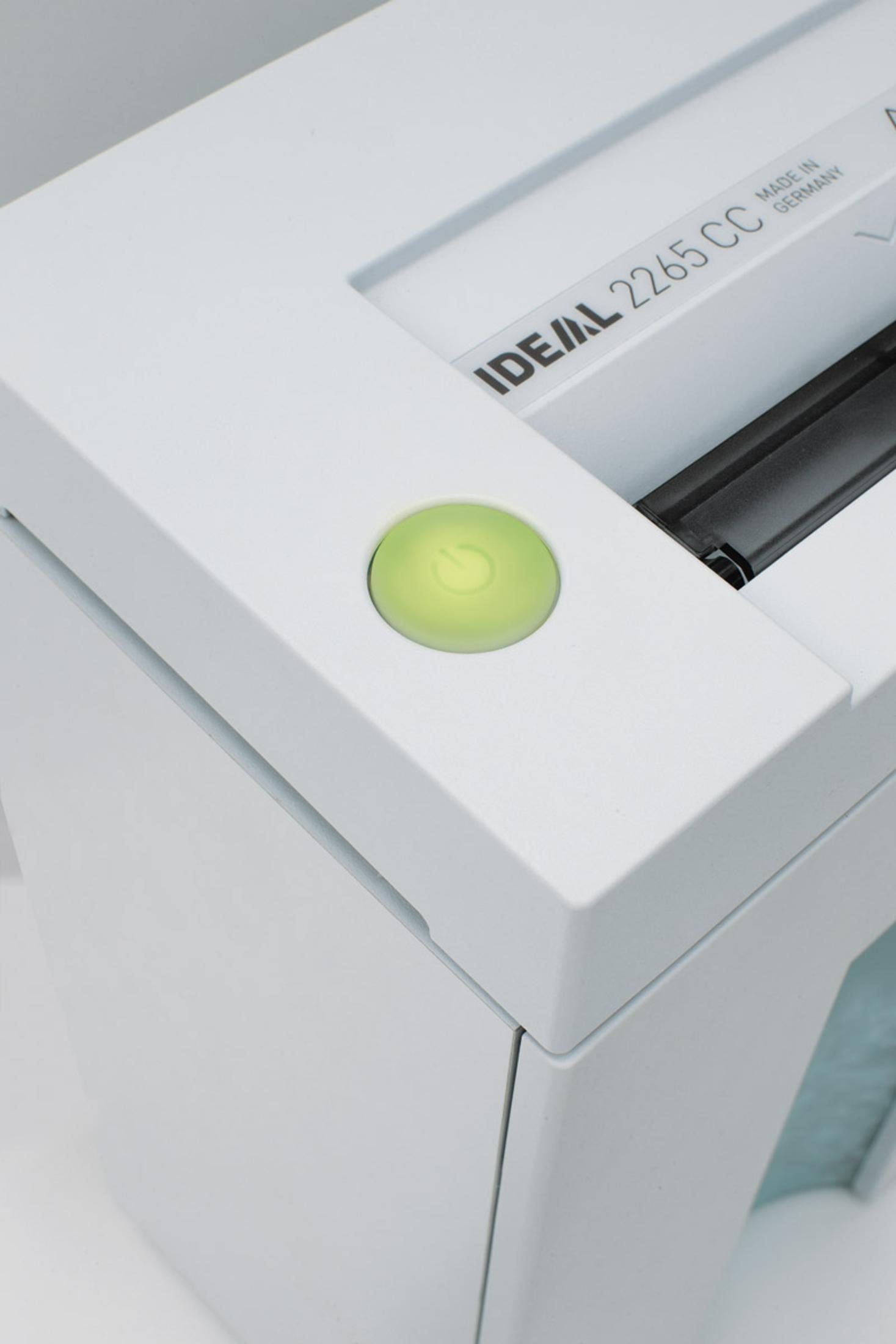 Weißer Aktenvernichter mit grün leuchtender Power-Taste, Modell IDEAL 2265 CC.