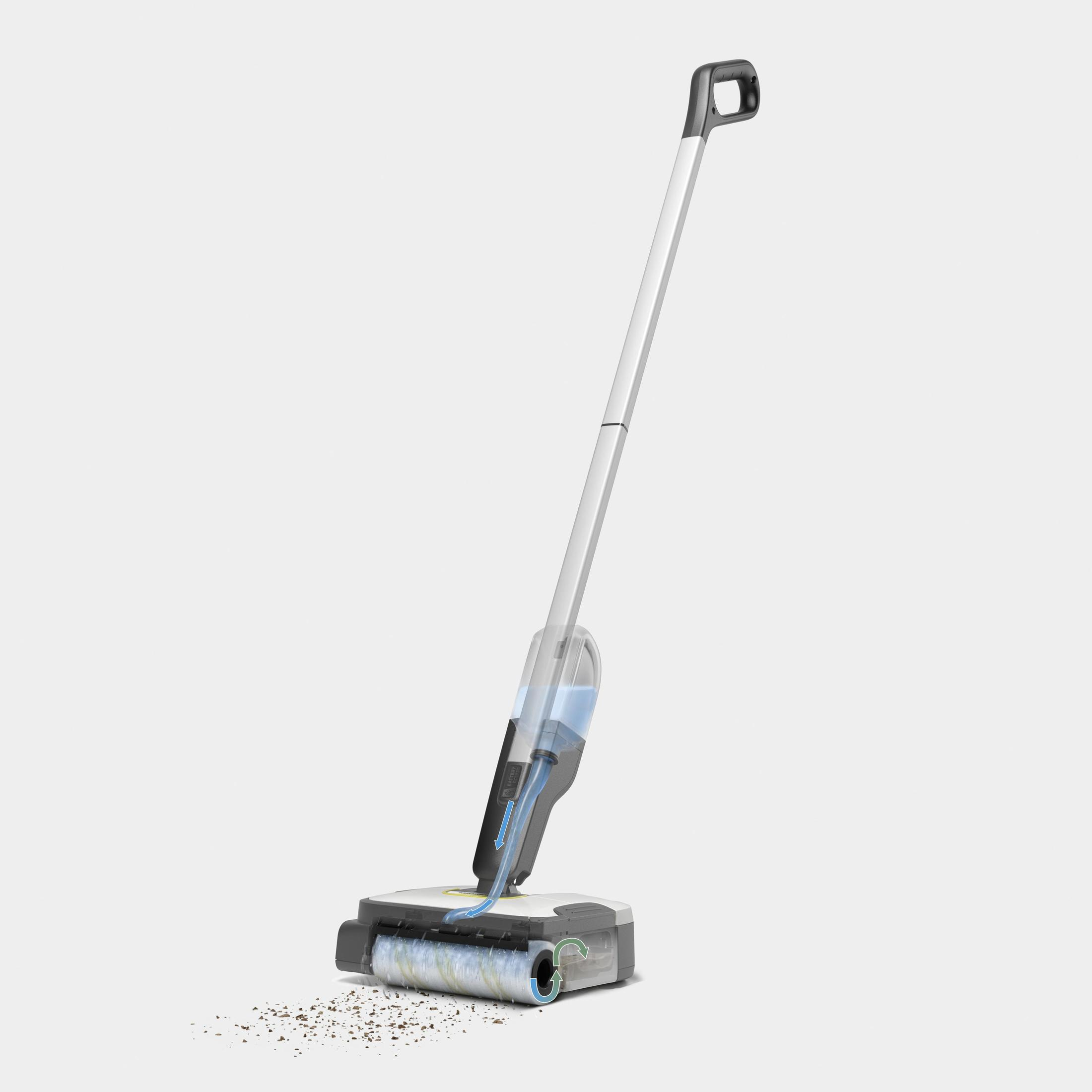 Un nettoyeur de sol Kärcher, avec une poignée, un réservoir d'eau transparent et une brosse, nettoyant un sol.