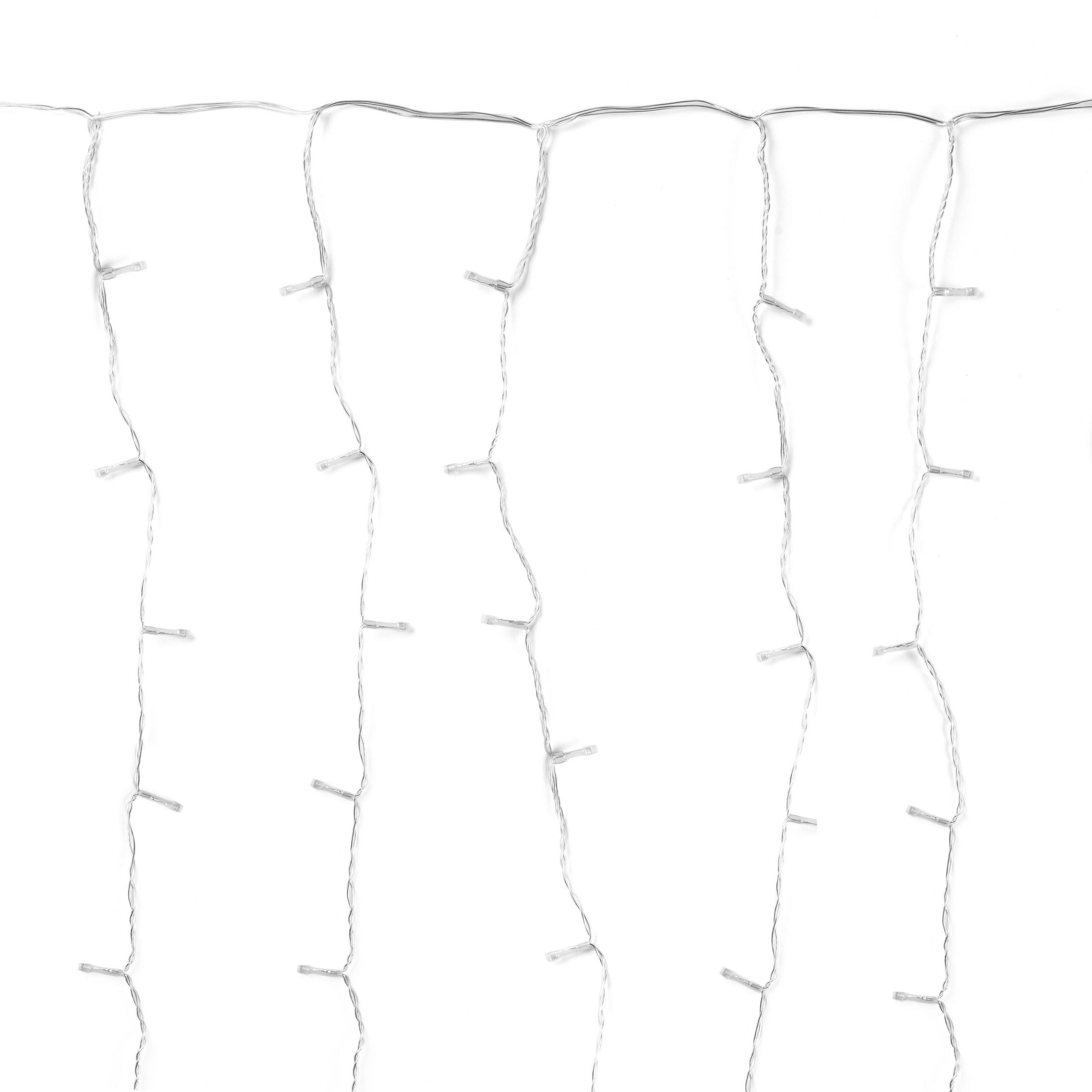 Światła sznurkowe wiszące na białym tle.