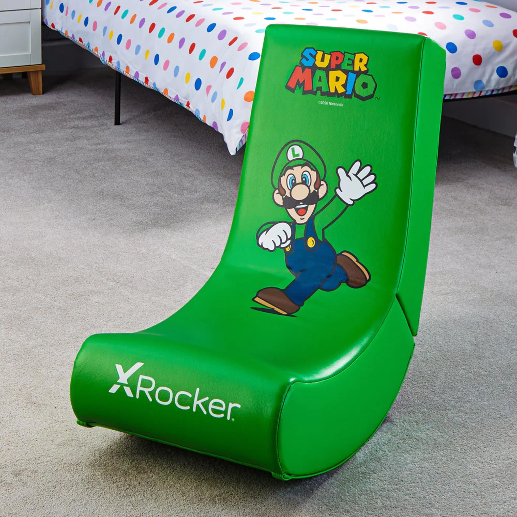 Groene Super Mario gaming stoel met een lachende Luigi erop, in een kamer setting.