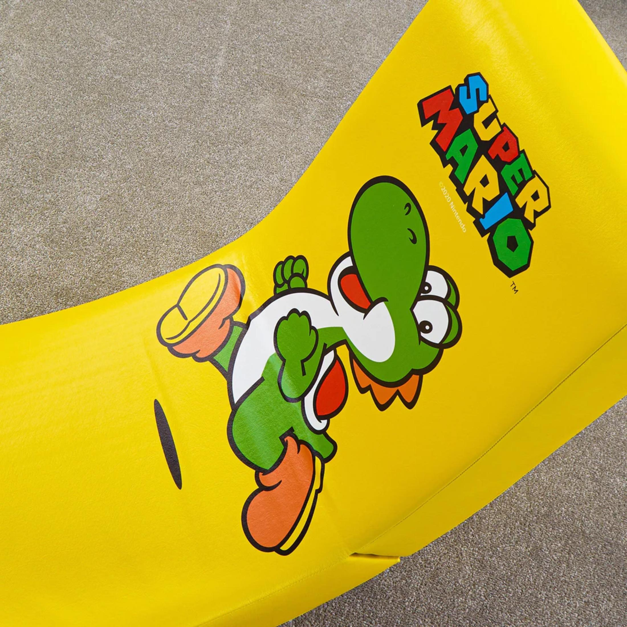 Geel oppervlak met Yoshi. Super Mario logo rechtsboven.