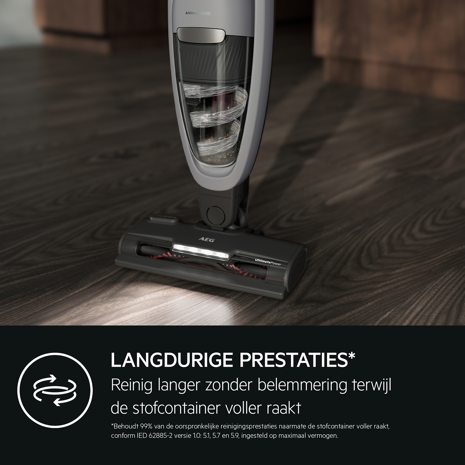 Grauer Staubsauger aufrecht, mit Text, auf Holzboden.