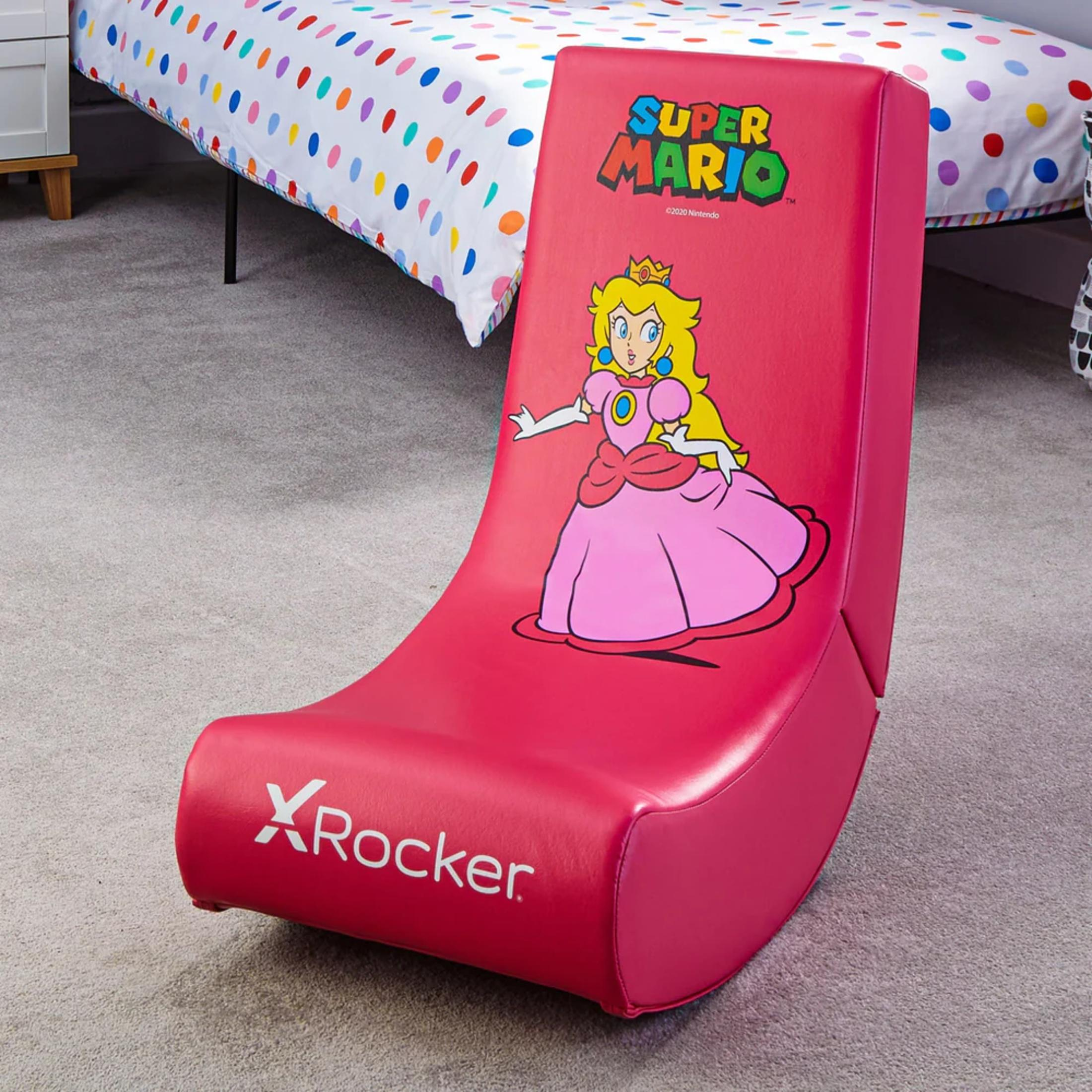 Een rode Super Mario X Rocker gamestoel. Prinses Peach staat op de rugleuning. Slaapkameromgeving.