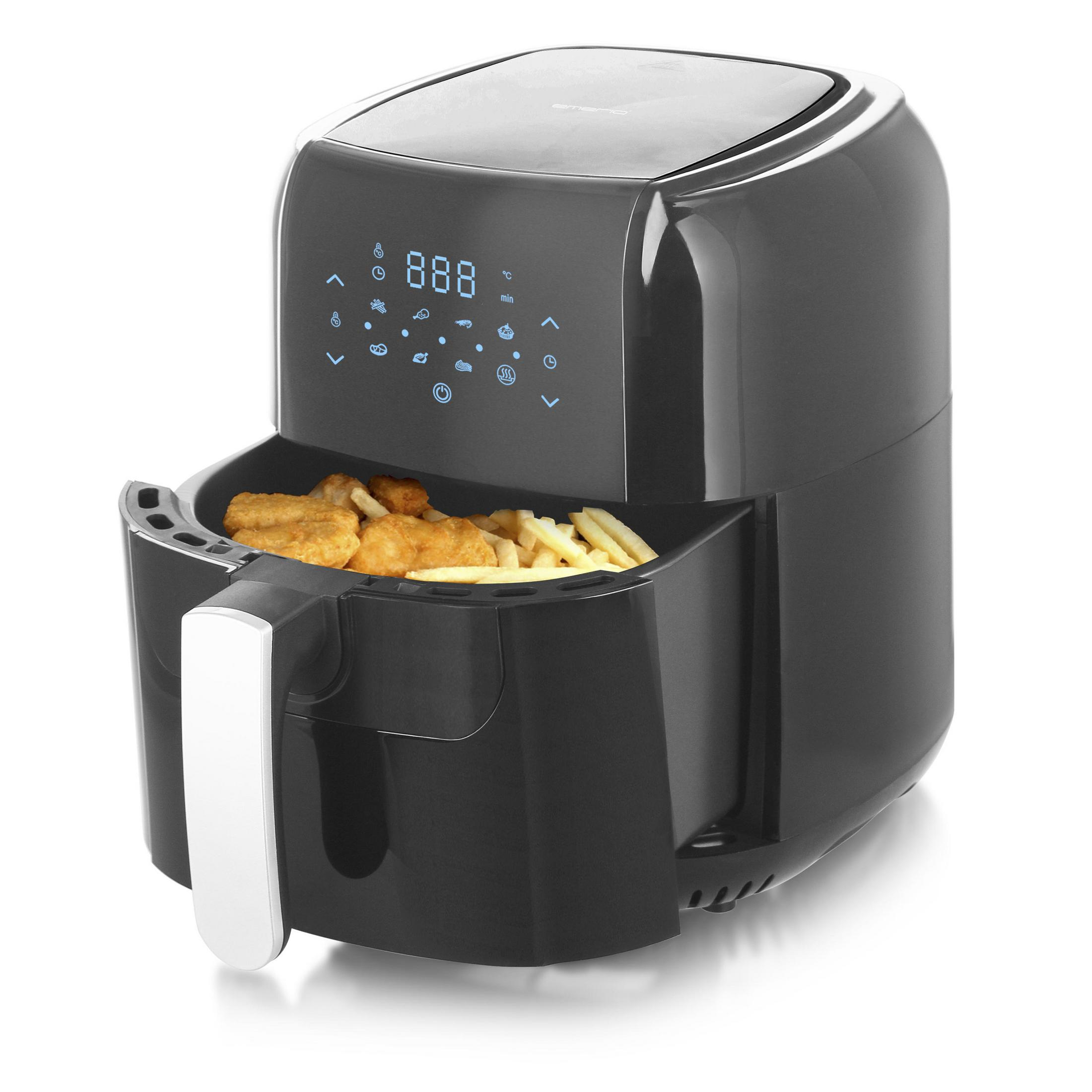 Schwarze Heißluftfritteuse. Geöffnete Schublade mit Pommes und Chicken Nuggets. Digitalanzeige zeigt Einstellungen. Weißer Hintergrund.