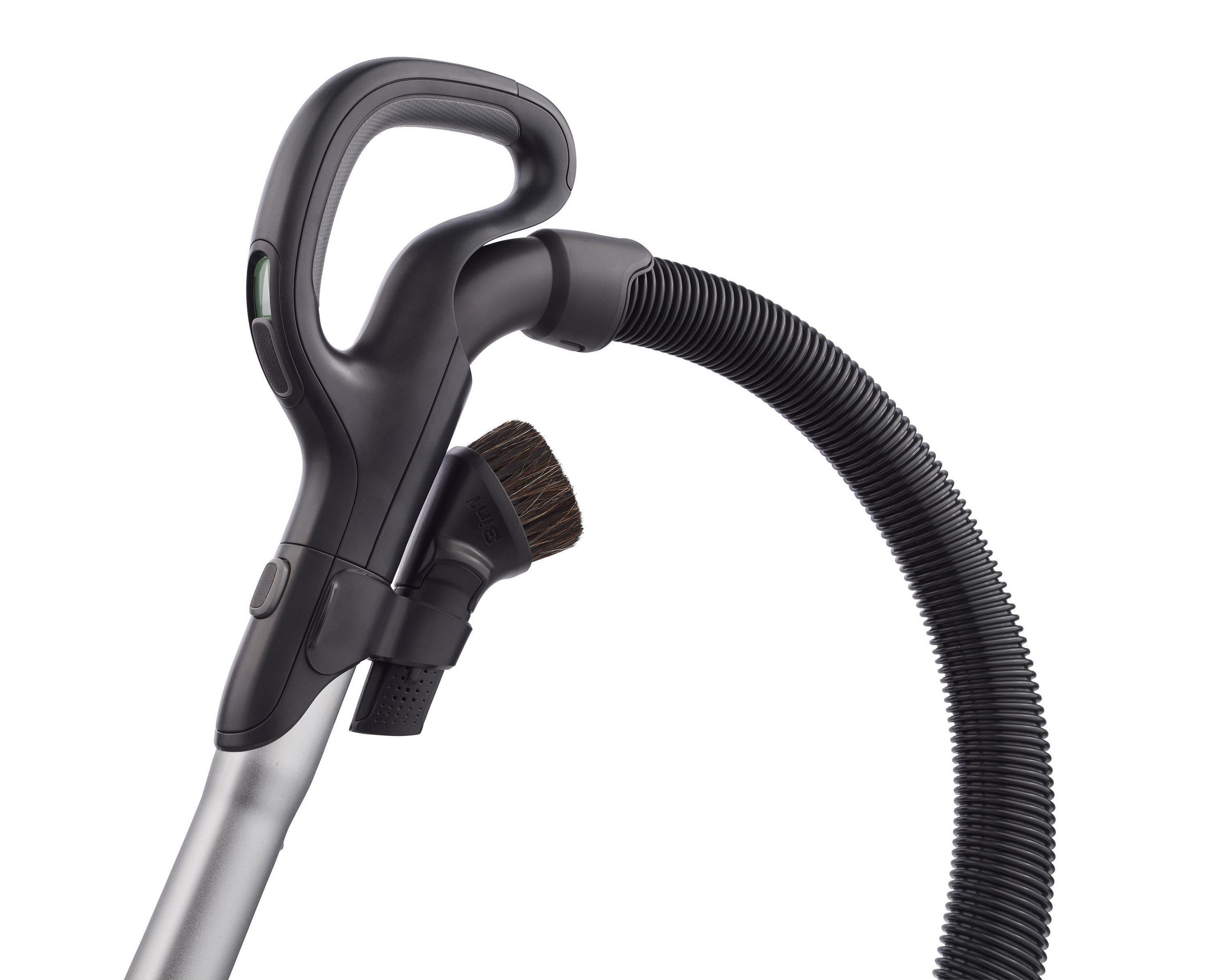 Uchwyt i wąż od odkurzacza z nasadką szczotkową.