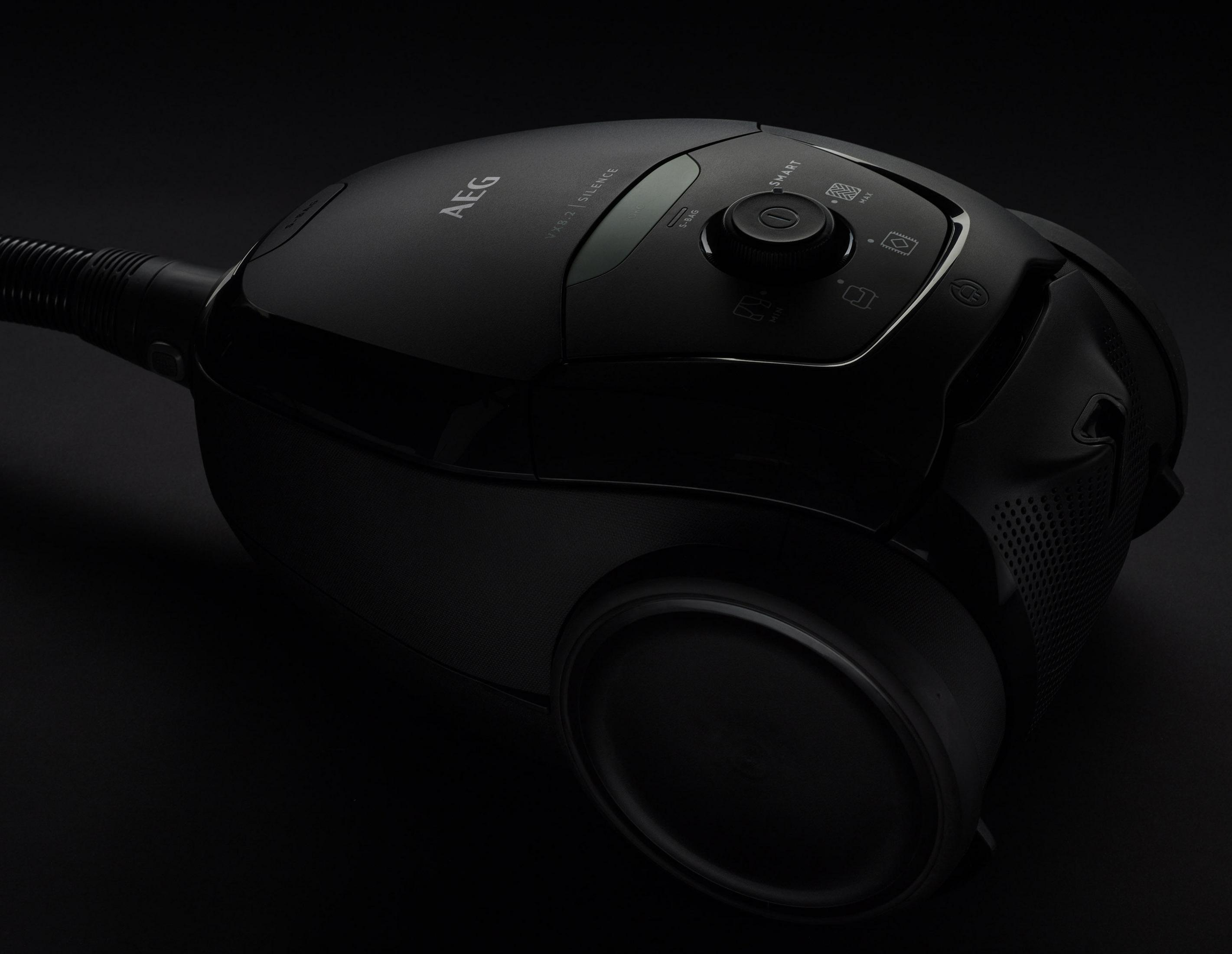 Biały grzejnik wentylatorowy Rowenta z elementami sterującymi i czarną kratką.