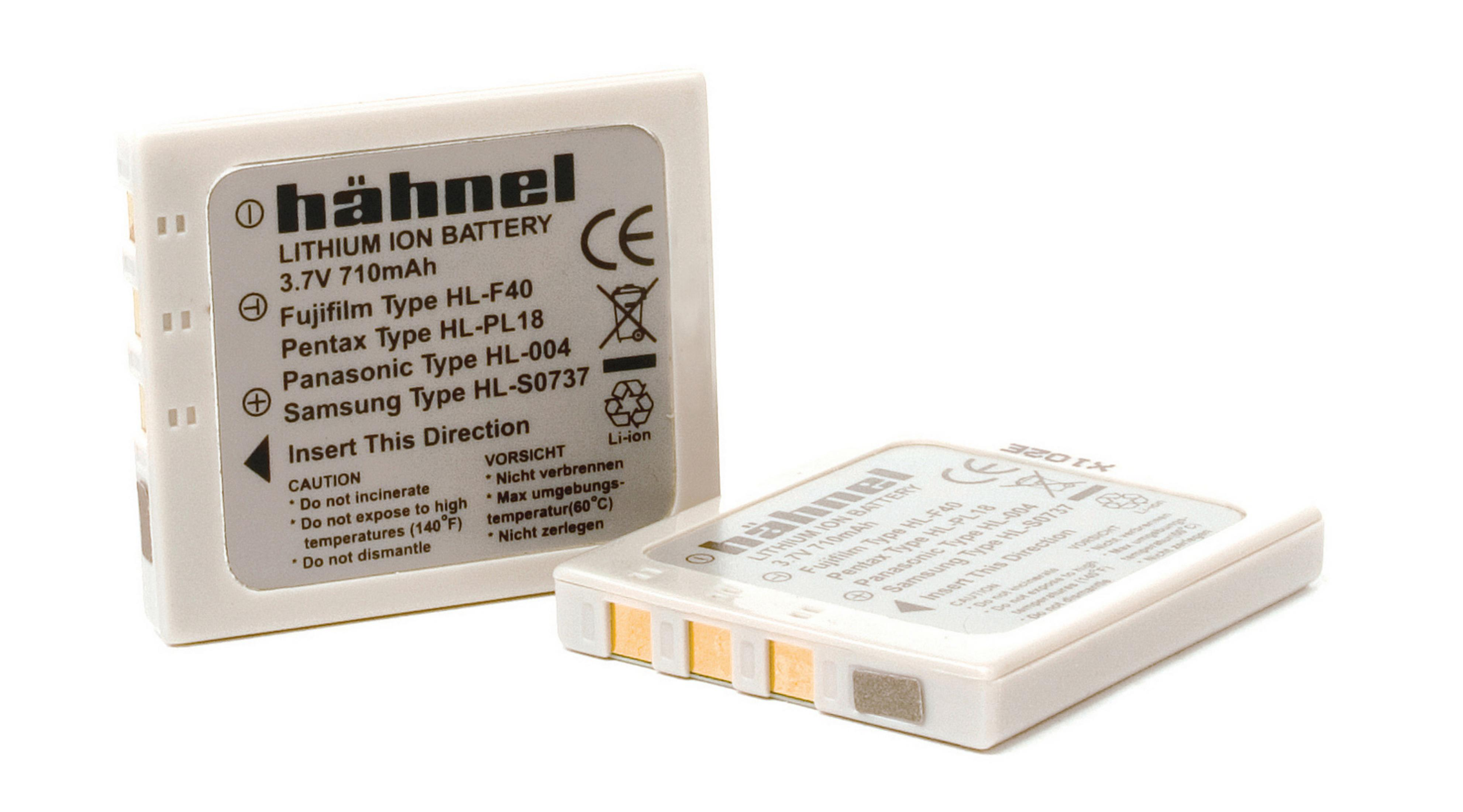Zwei weiße Hähnel Lithium-Ionen-Akkus mit Etiketten, die Spezifikationen detaillieren. Sie sind auf weißem Untergrund.