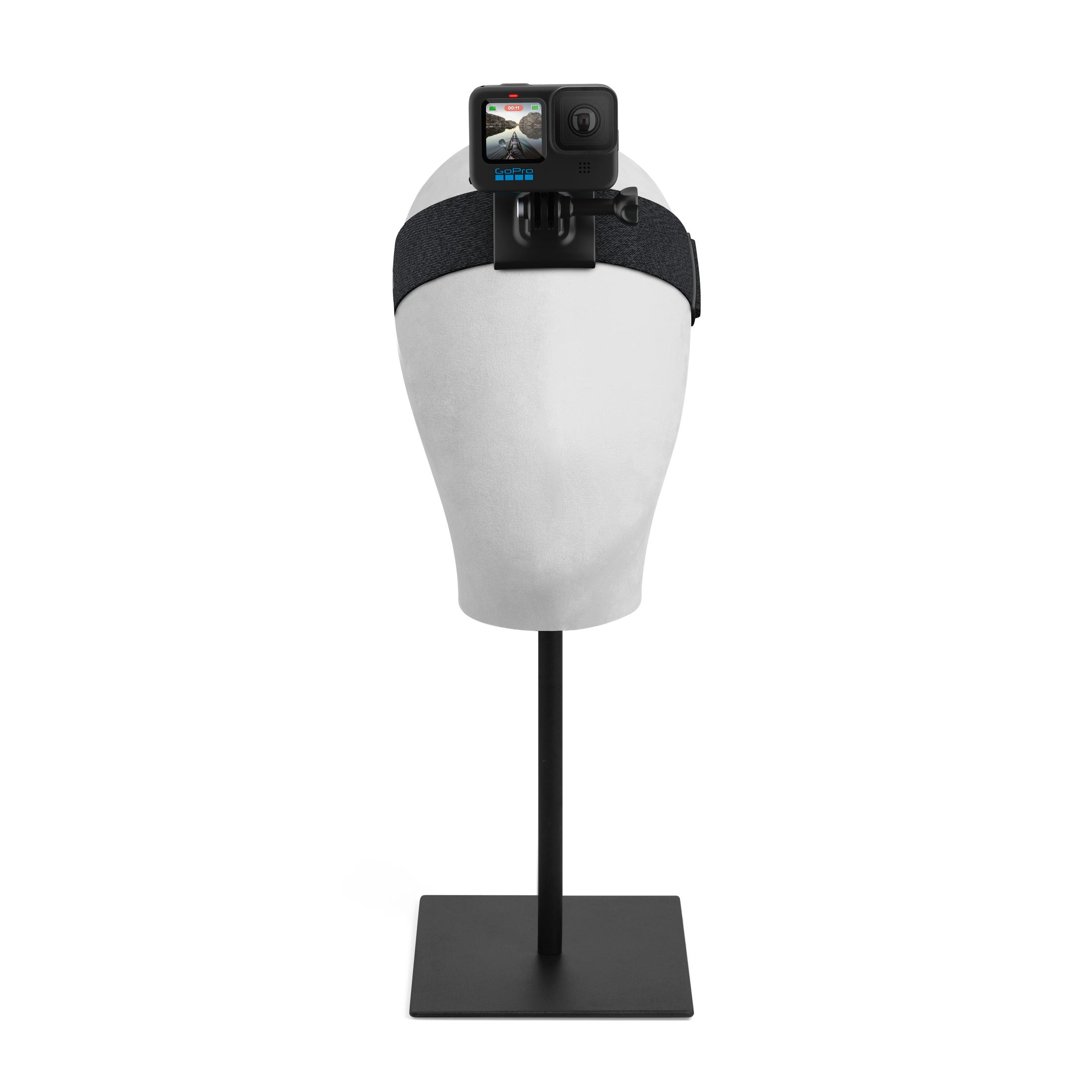 Kamera GoPro na opasce na głowie manekina, na czarnym stojaku, białe tło.