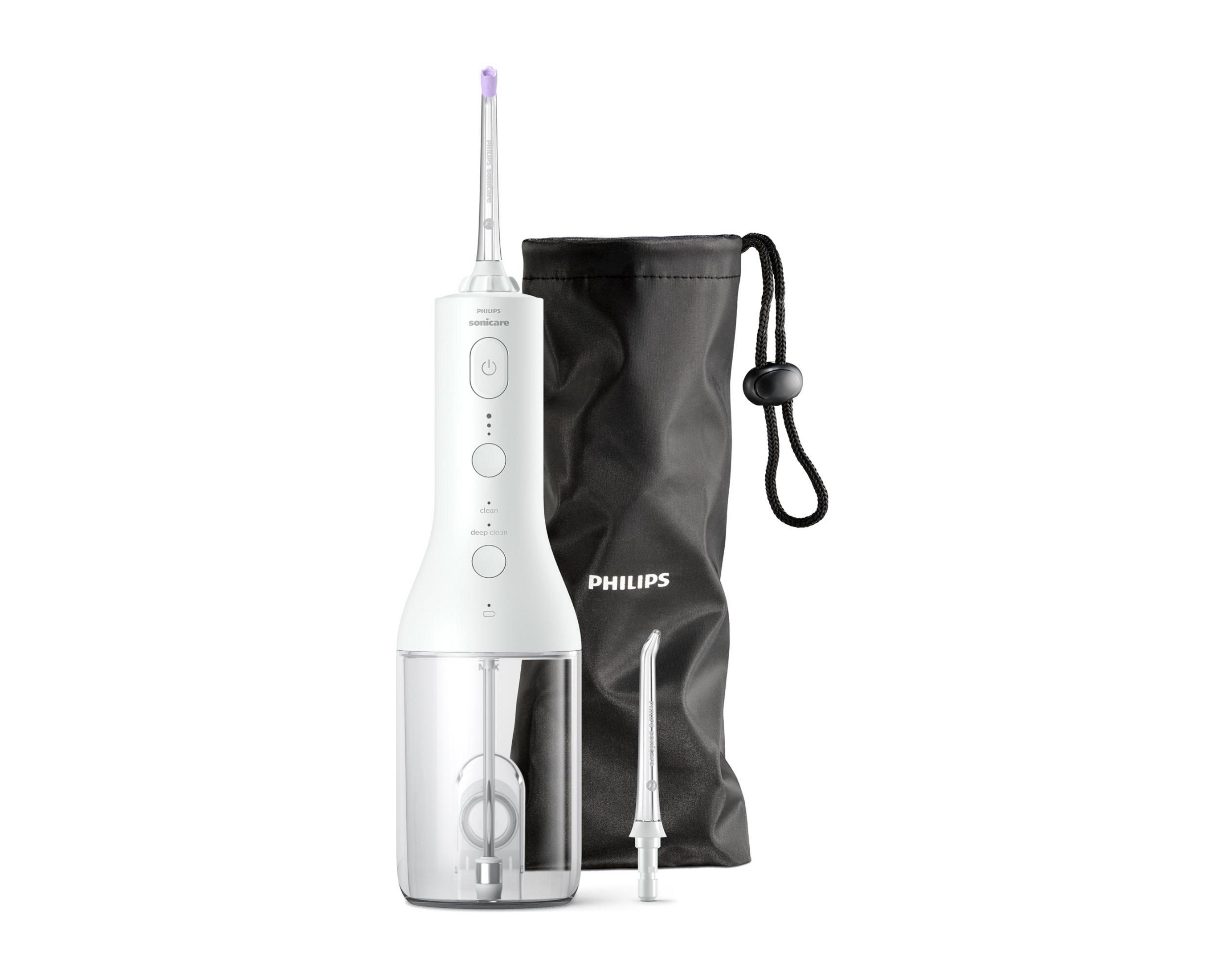 Un irrigatore orale Philips bianco con accessori in una borsa nera, isolato.