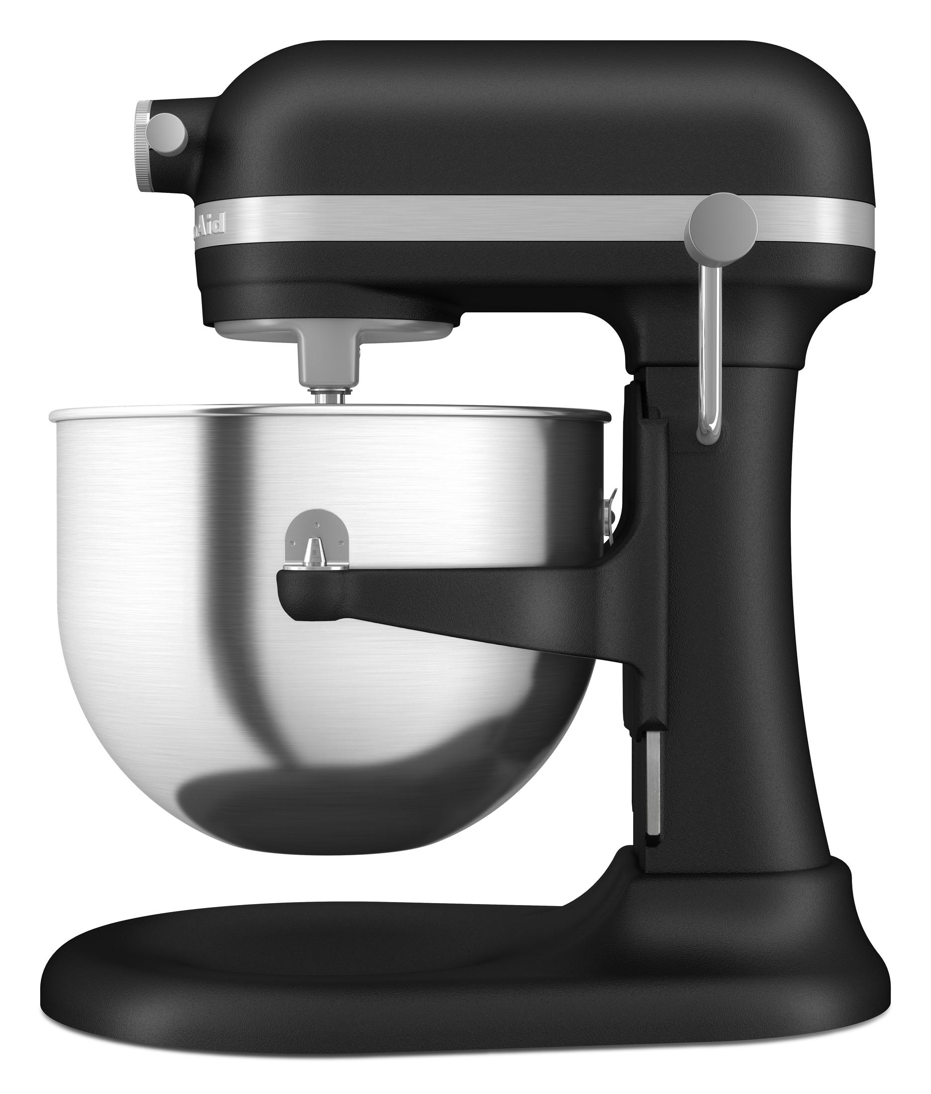Paslanmaz çelik kaseye sahip siyah KitchenAid stand mikser. Mikser beyaz zemin üzerinde.