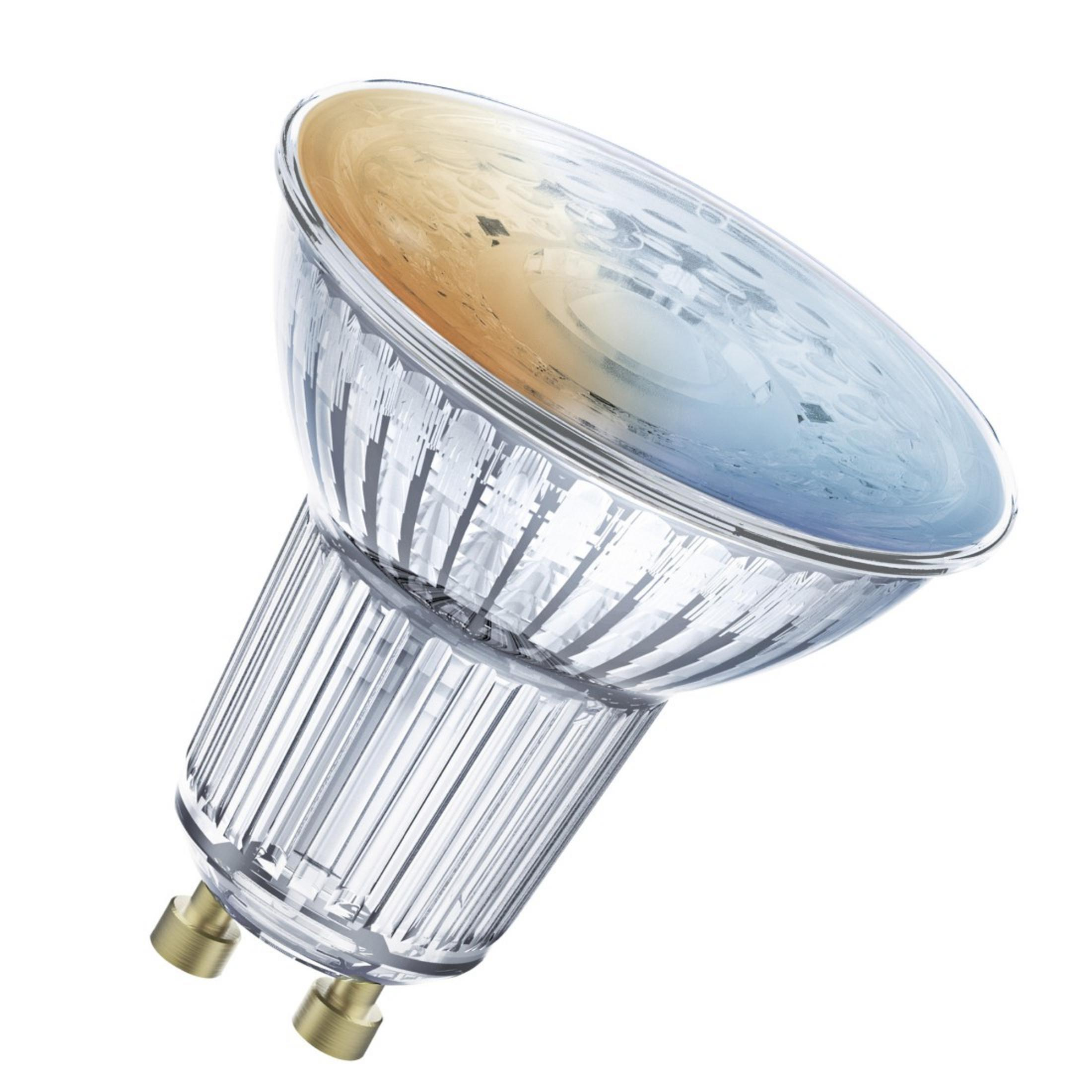 Una lampadina con involucro in vetro e due perni in ottone, su sfondo bianco.