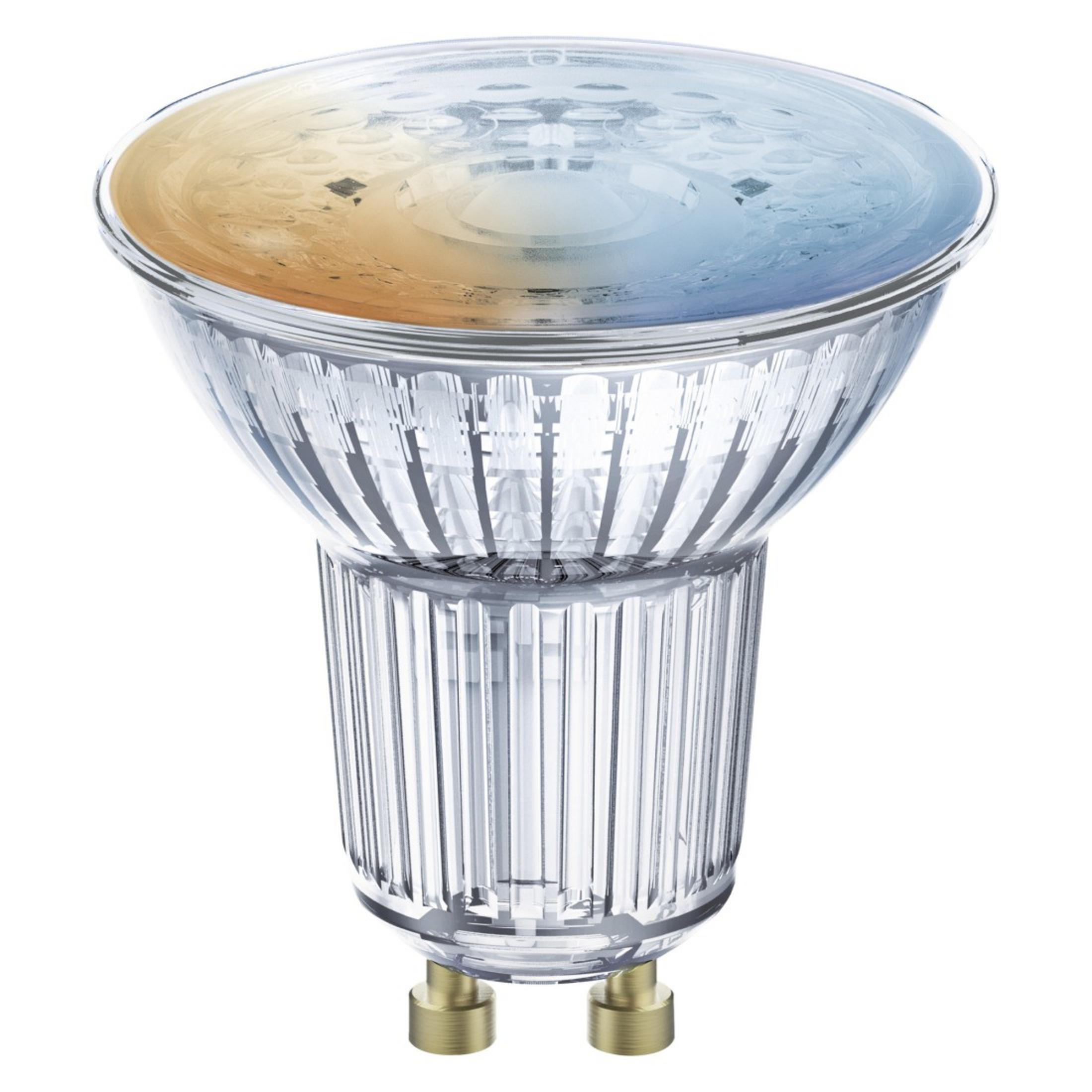 Primo piano di una lampadina LED trasparente con base dorata, isolata su sfondo bianco.