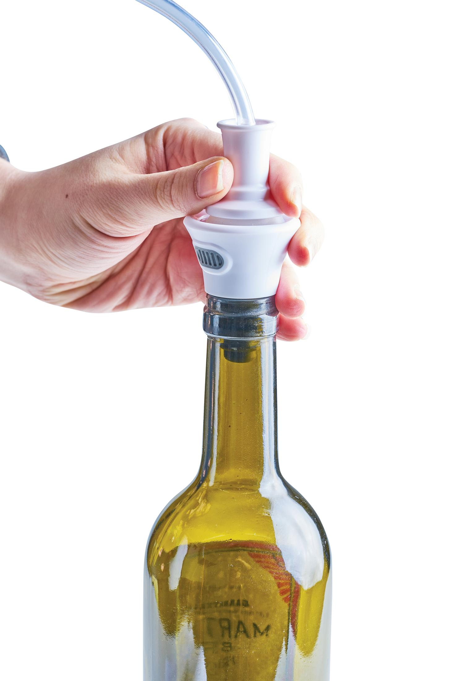 Eine Hand, die einen weißen Weinverschluss mit einem Vakuumschlauch auf einer Flasche hält.