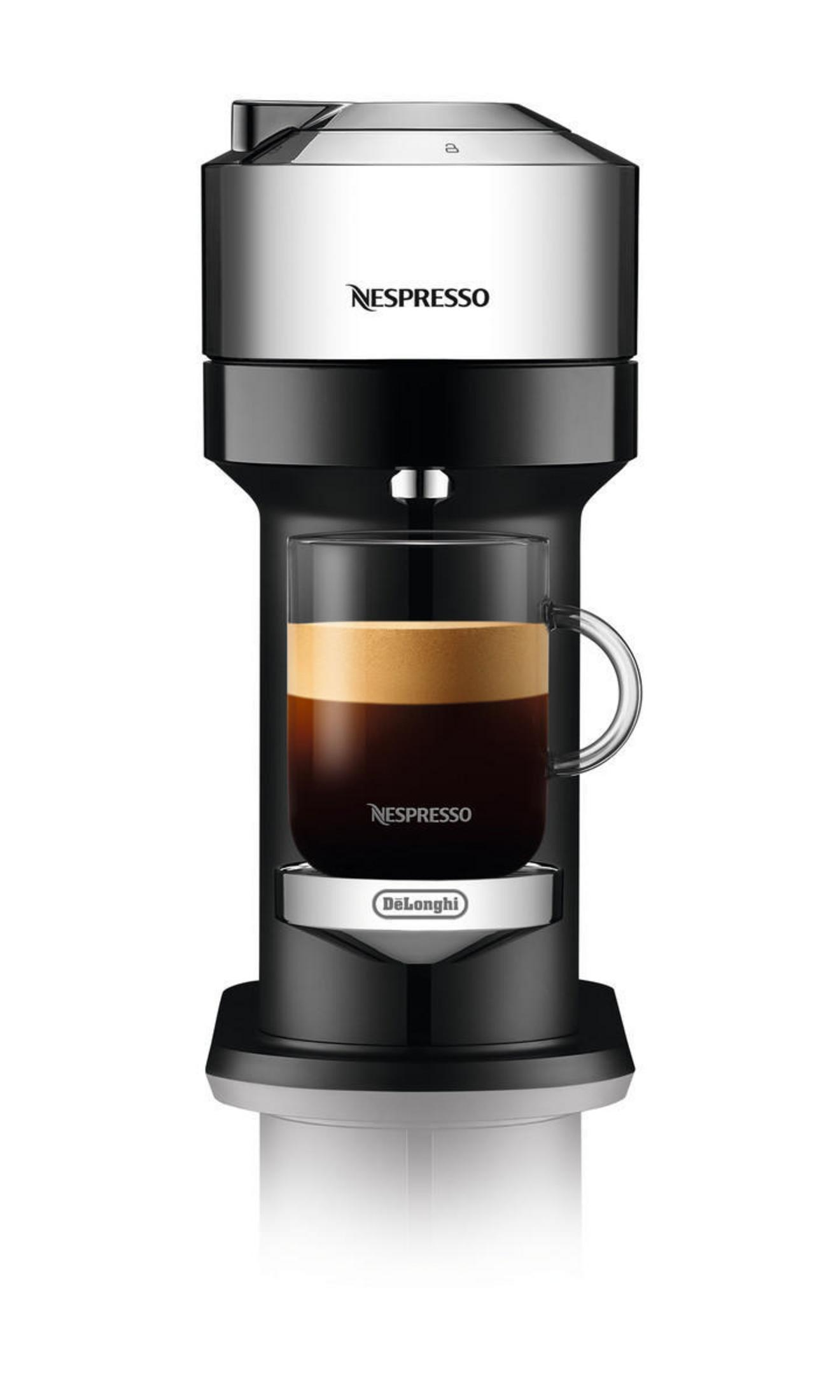 Eine schwarze Nespresso-Kaffeemaschine mit einem Glas Kaffeetasse, weißer Hintergrund.