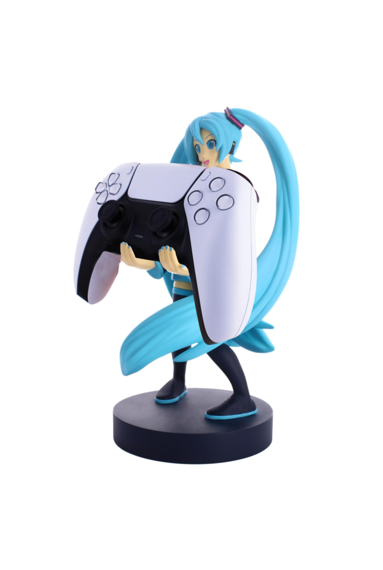 Figura anime che tiene in mano un controller PlayStation 5. La figura ha i capelli blu e uno sfondo bianco.