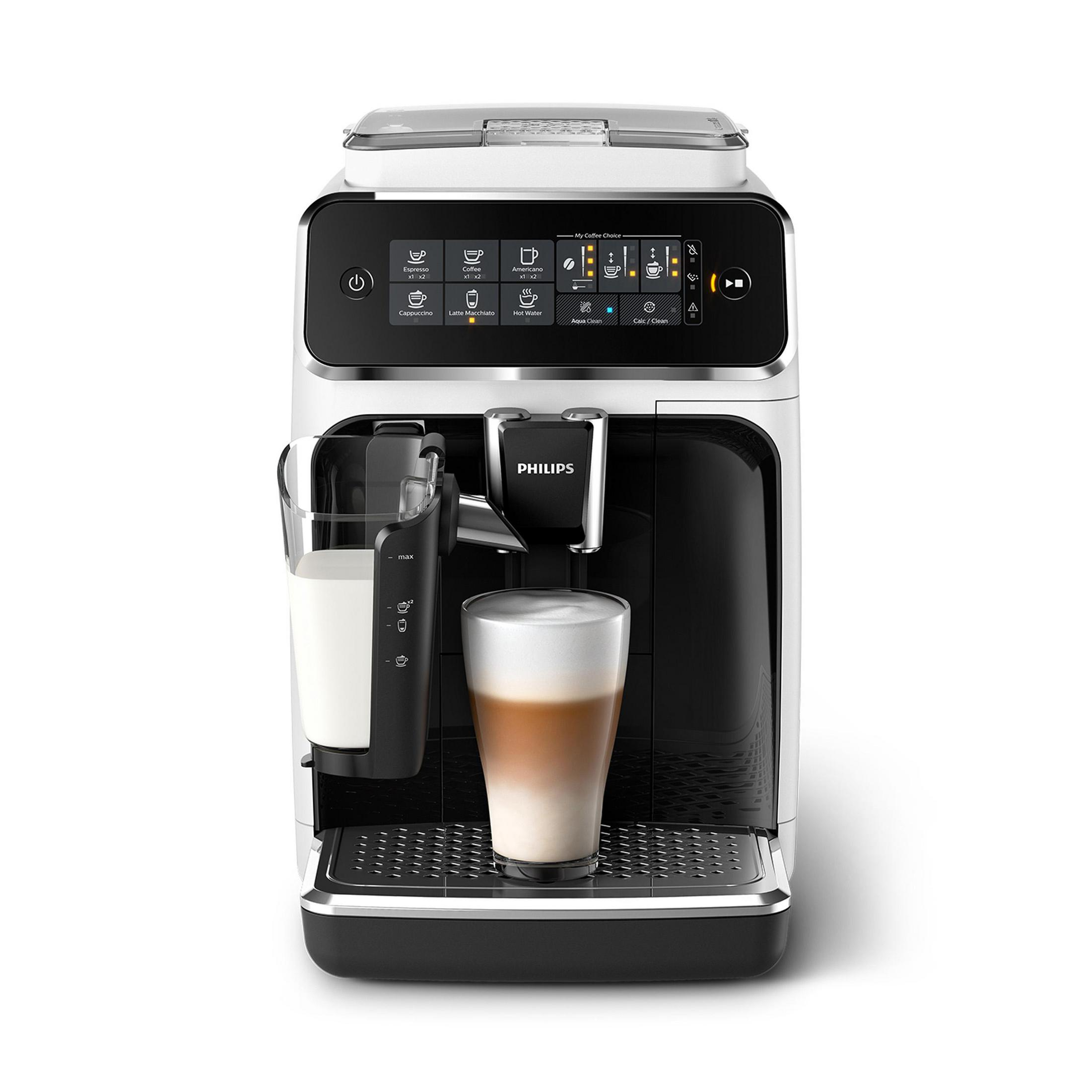 Una cafetera Philips blanca y negra con un recipiente de leche y un vaso con café.